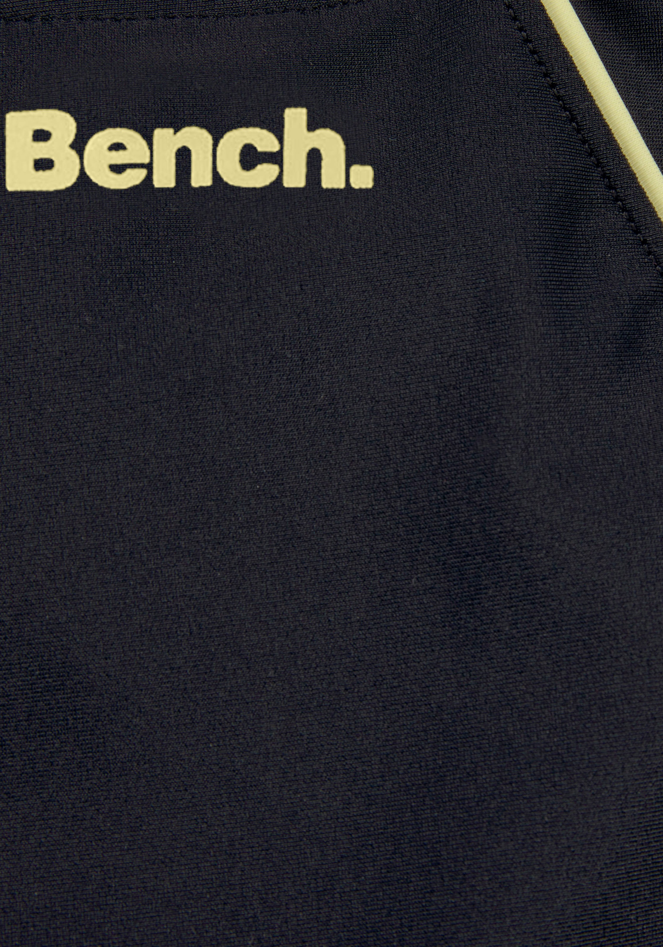 Bench. Badeanzug mit kontrastfarbenen Einsätzen