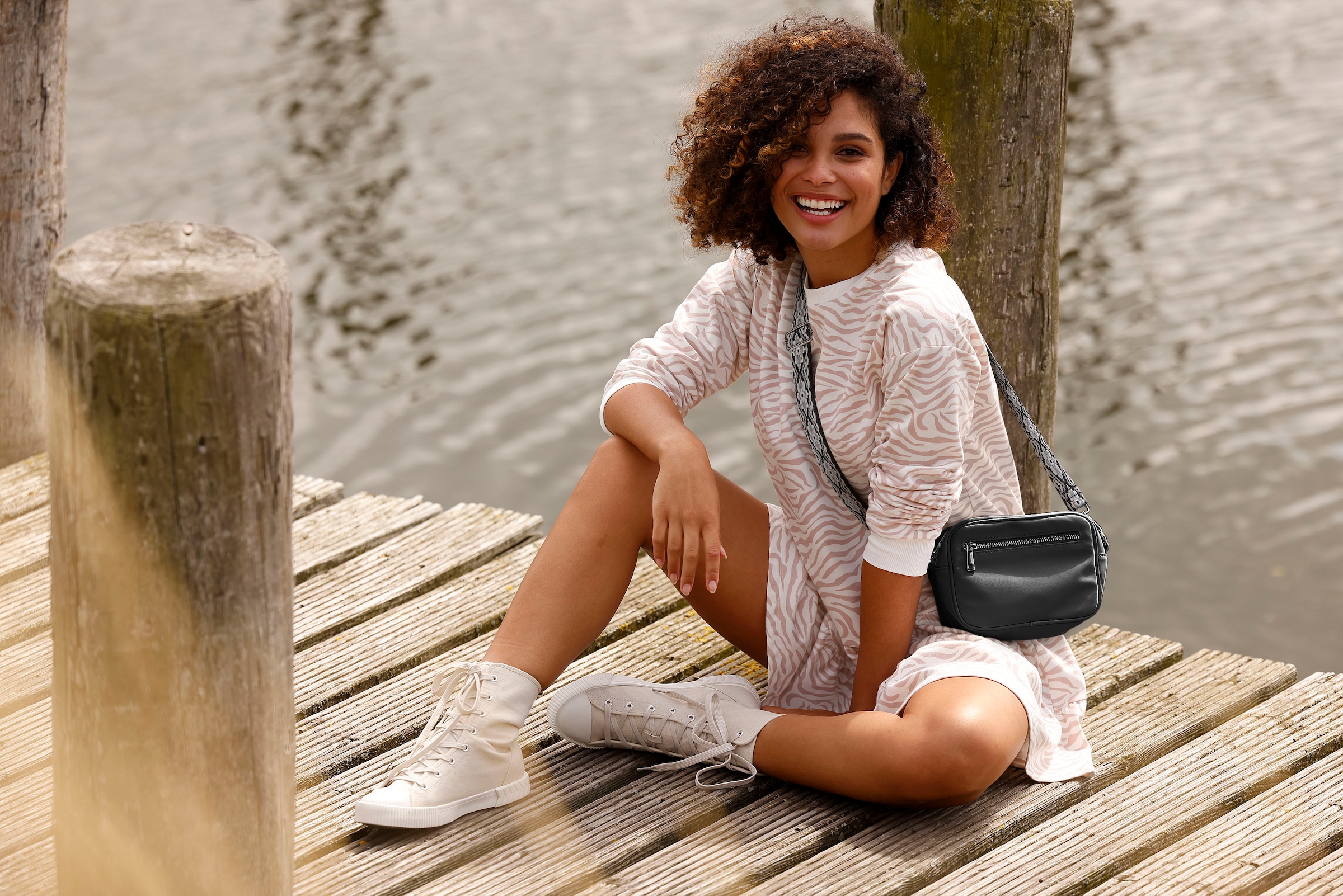 LASCANA Umhängetasche »Minibag«, mit auswechselbaren Schulterriemen VEGAN.