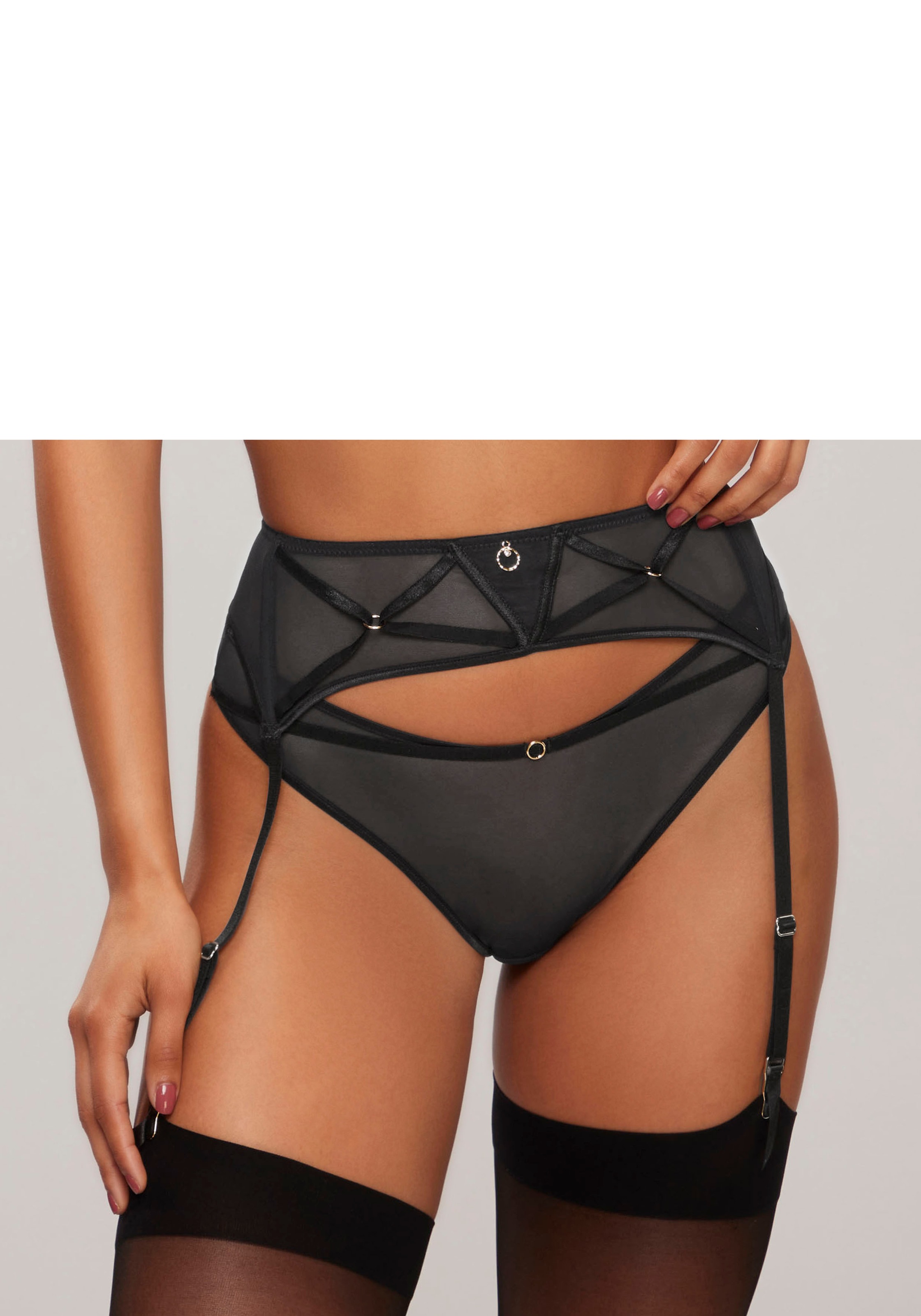 LASCANA String, mit aufregendem Bänderdetail und feinem Ringaccessoire