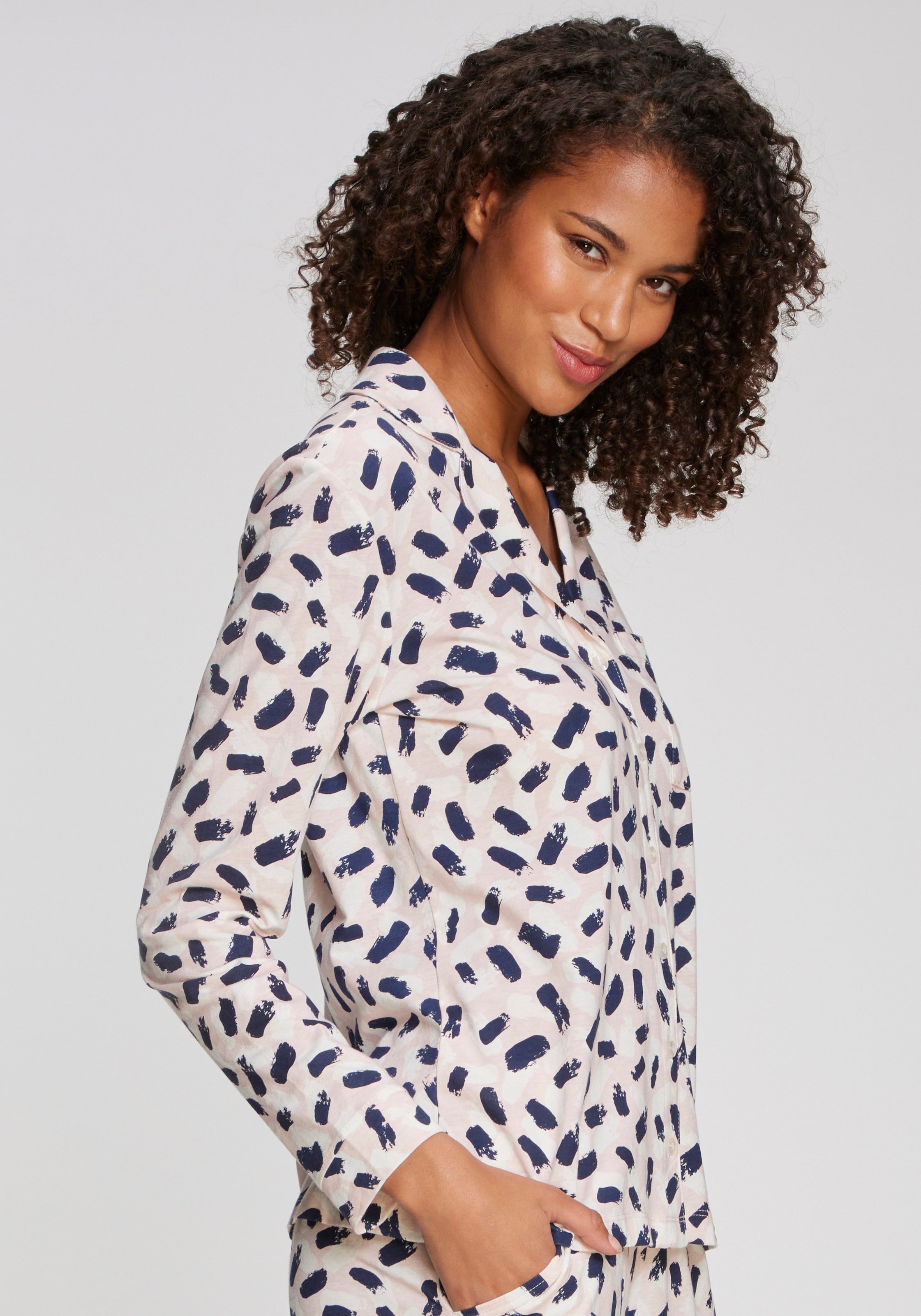 s.Oliver Pyjamaoberteil mit schönem Alloverdruck