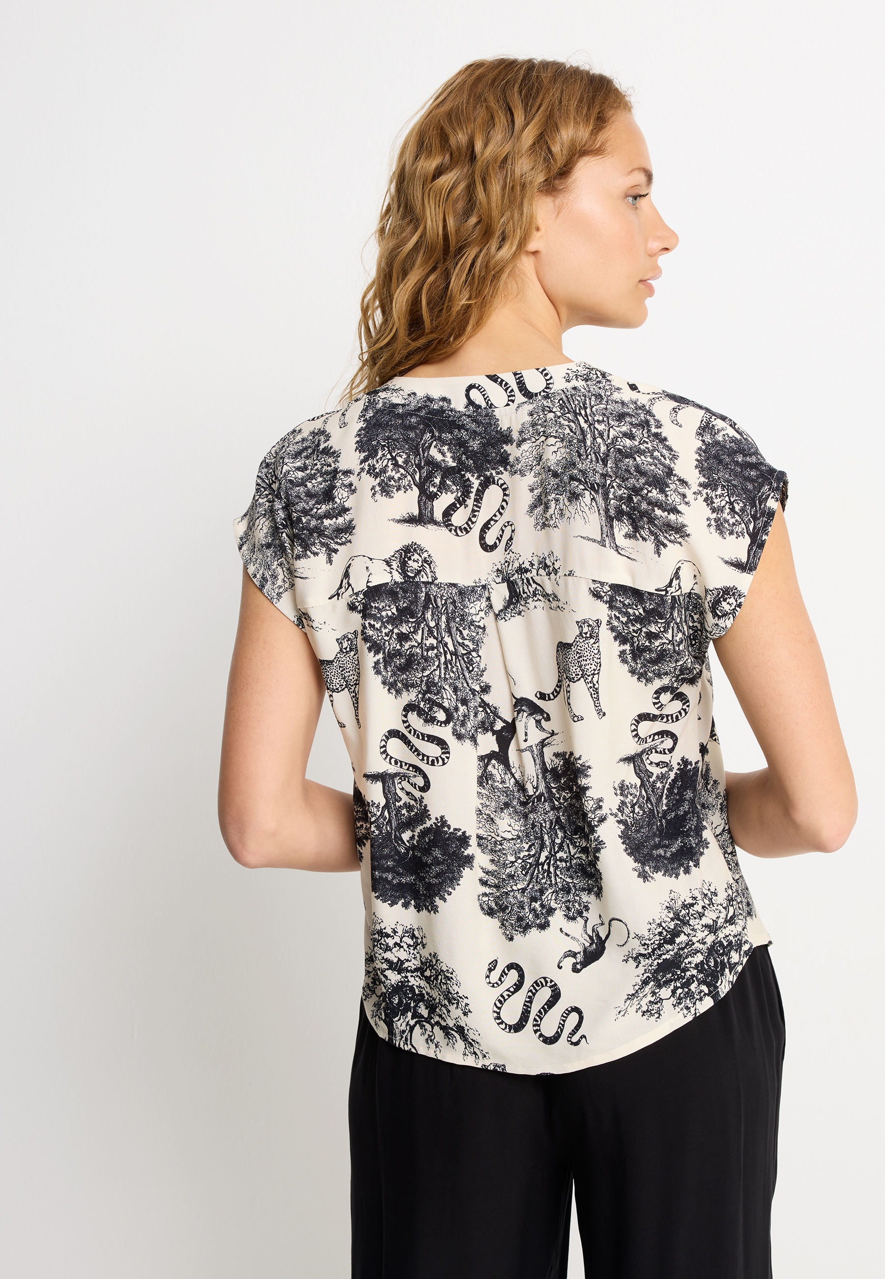 LASCANA Schlupfbluse mit Alloverdruck und Knöpfen, Kurzarmbluse, sommerlich