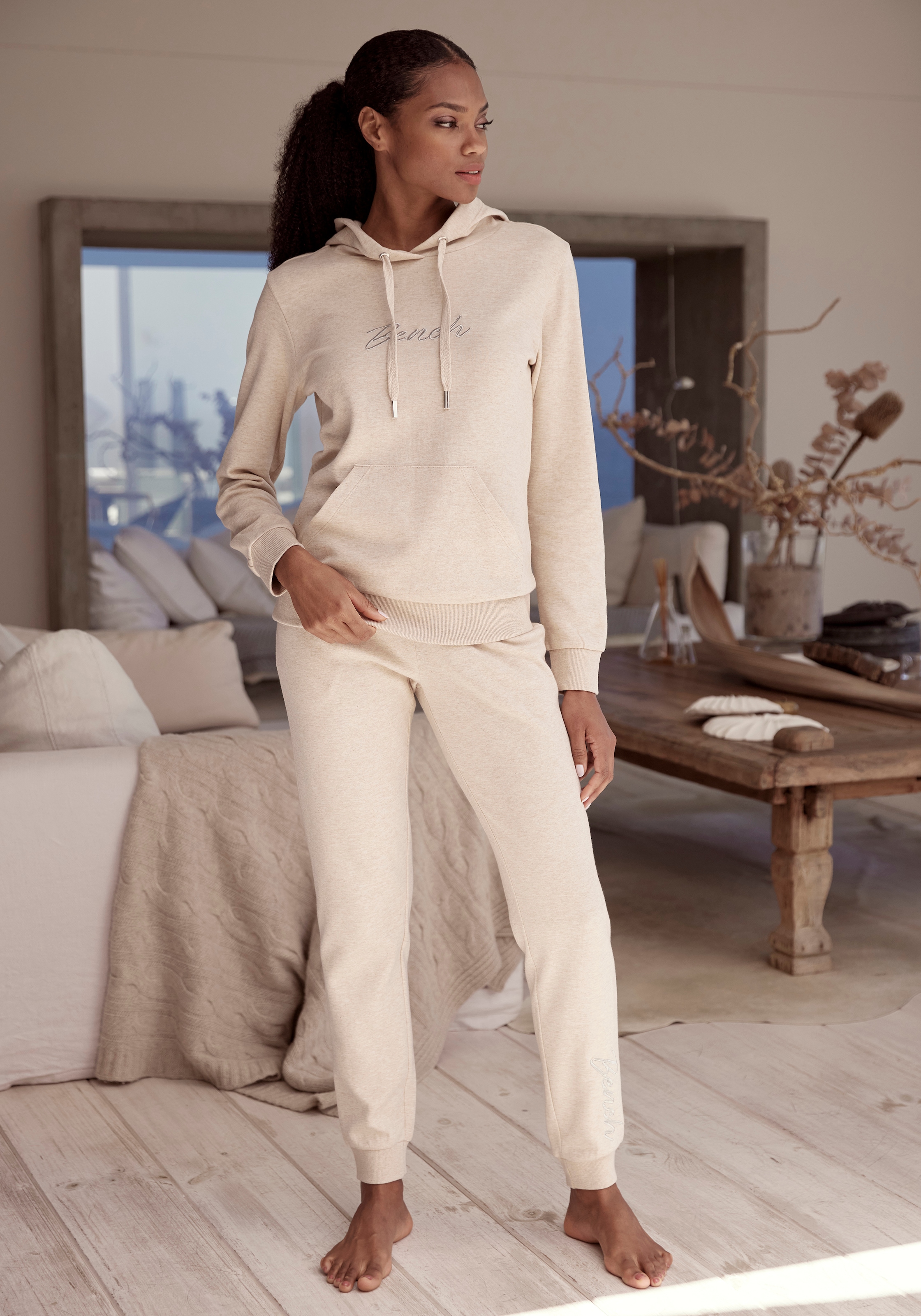 Bench. Loungewear Kapuzensweatshirt, mit glänzender Logostickerei, Loungewear, Loungeanzug