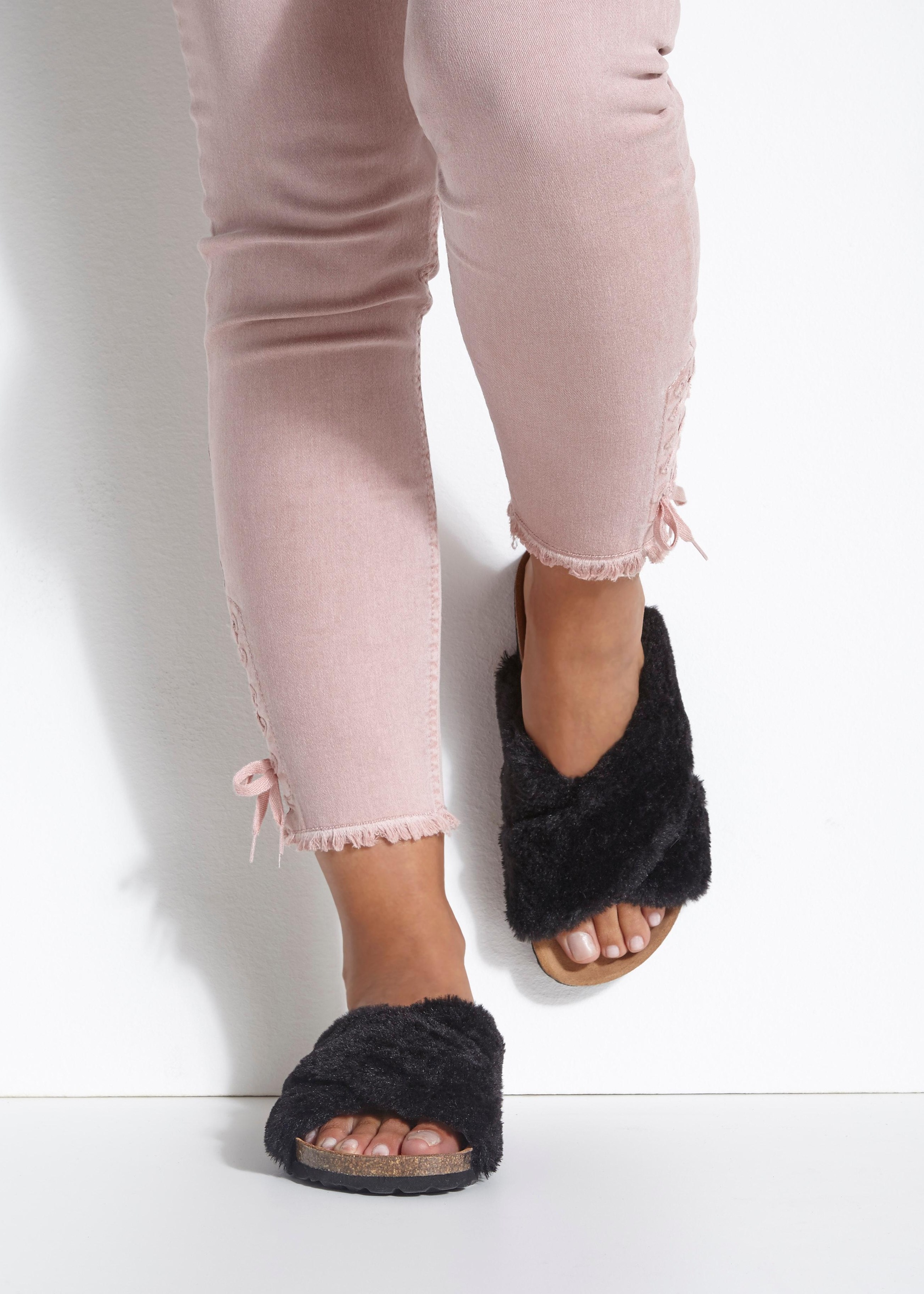 LASCANA Pantolette »Hausschuh, Mule, Sandale, offener Schuh,«, mit Korkfußbett und Fellimitat
