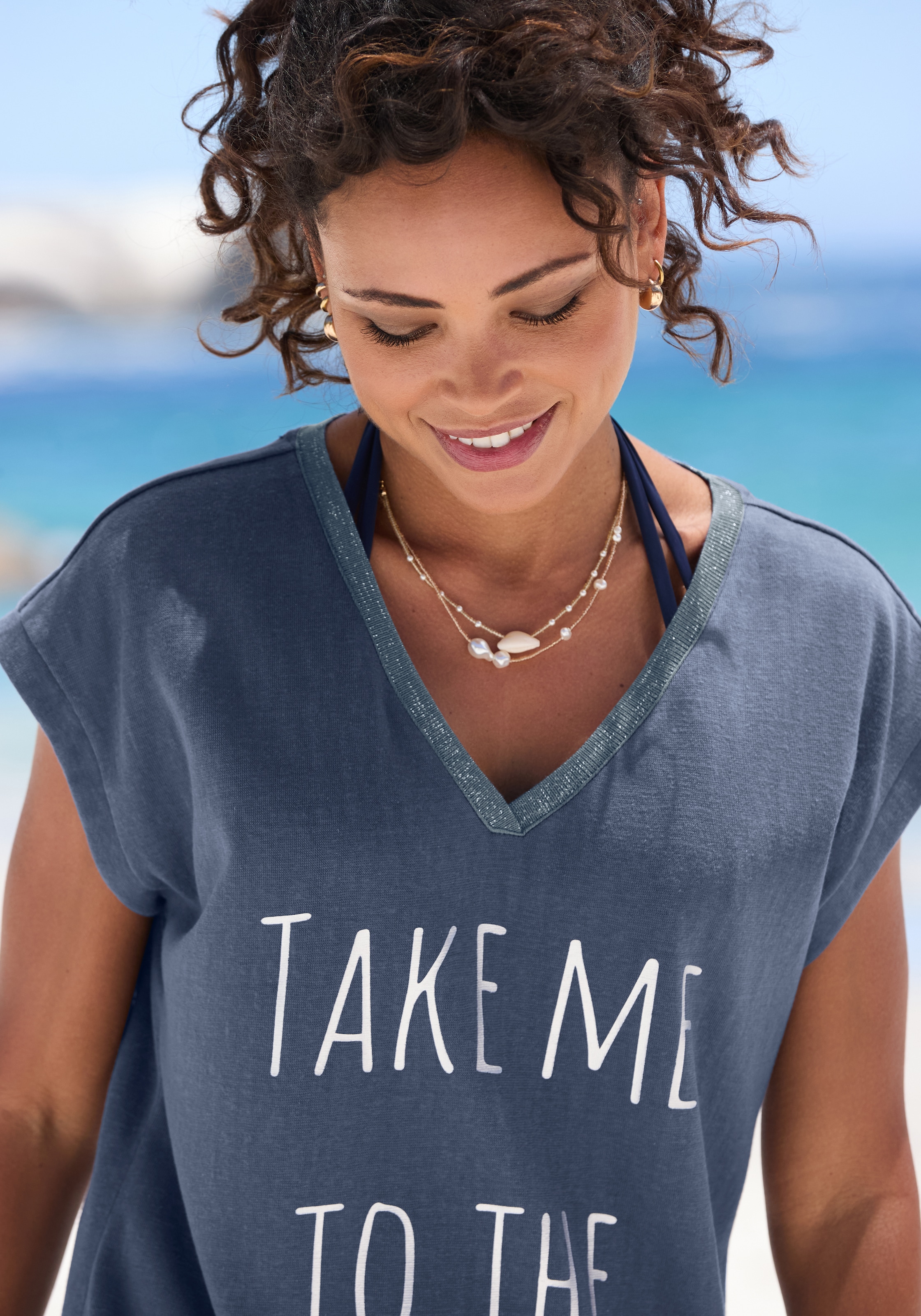 Beachtime by Lascana Longshirt »mit glänzendem Foliendruck vorne, kurzes T-Shirt-Kleid« lockeres Jerseykleid, luftiges Sommerkleid, kurzes Strandkleid