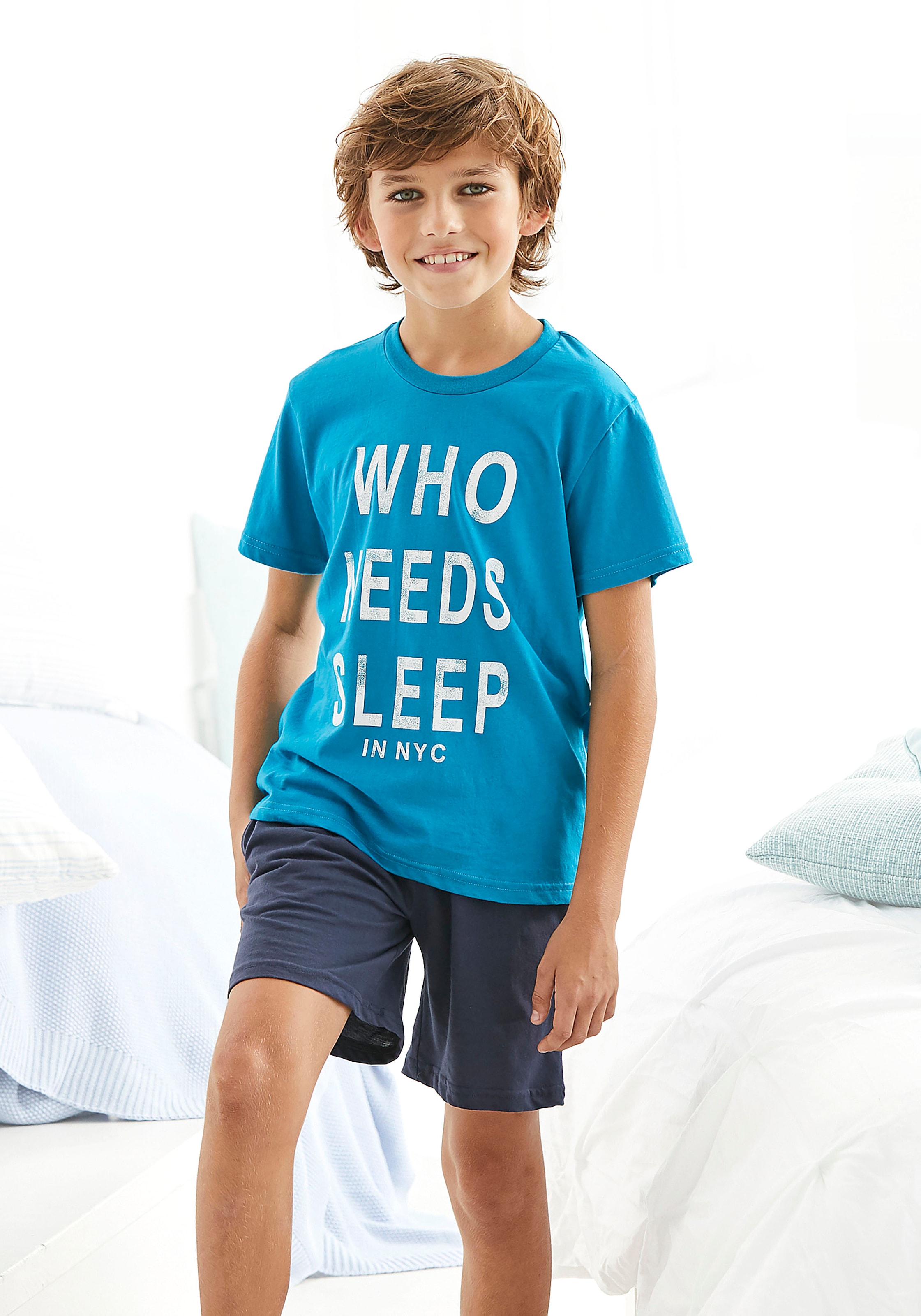 AUTHENTIC LE JOGGER Pyjama, (2 tlg., 1 Stück), Schlafanzug mit Spruch "Who needs sleep"