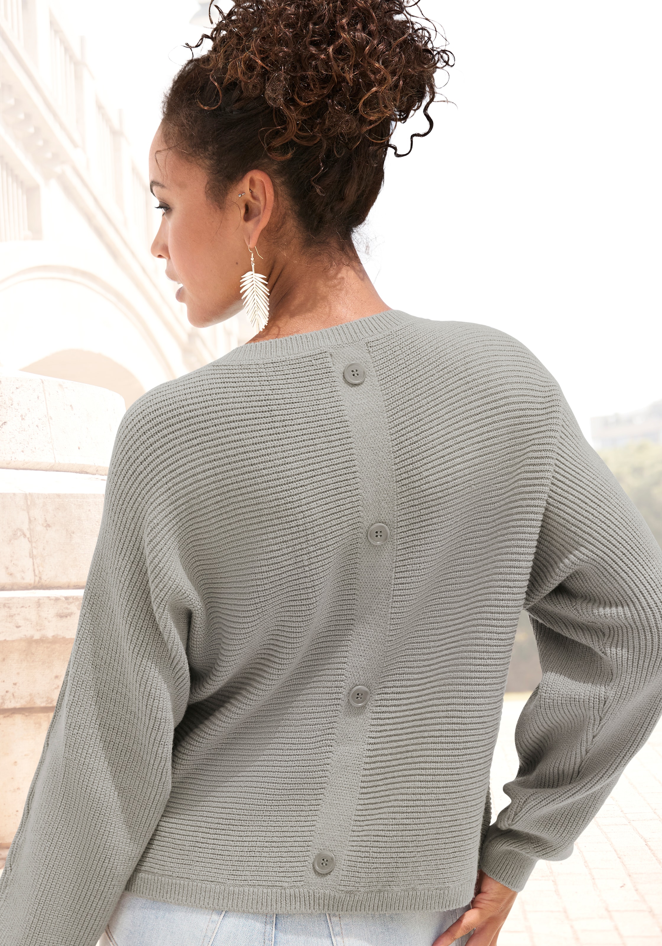 LASCANA Rundhalspullover »aus Rippstrick mit Zierknöpfen am Rücken« lässiger Fledermauspullover, lockerer Strickpullover, Oversize