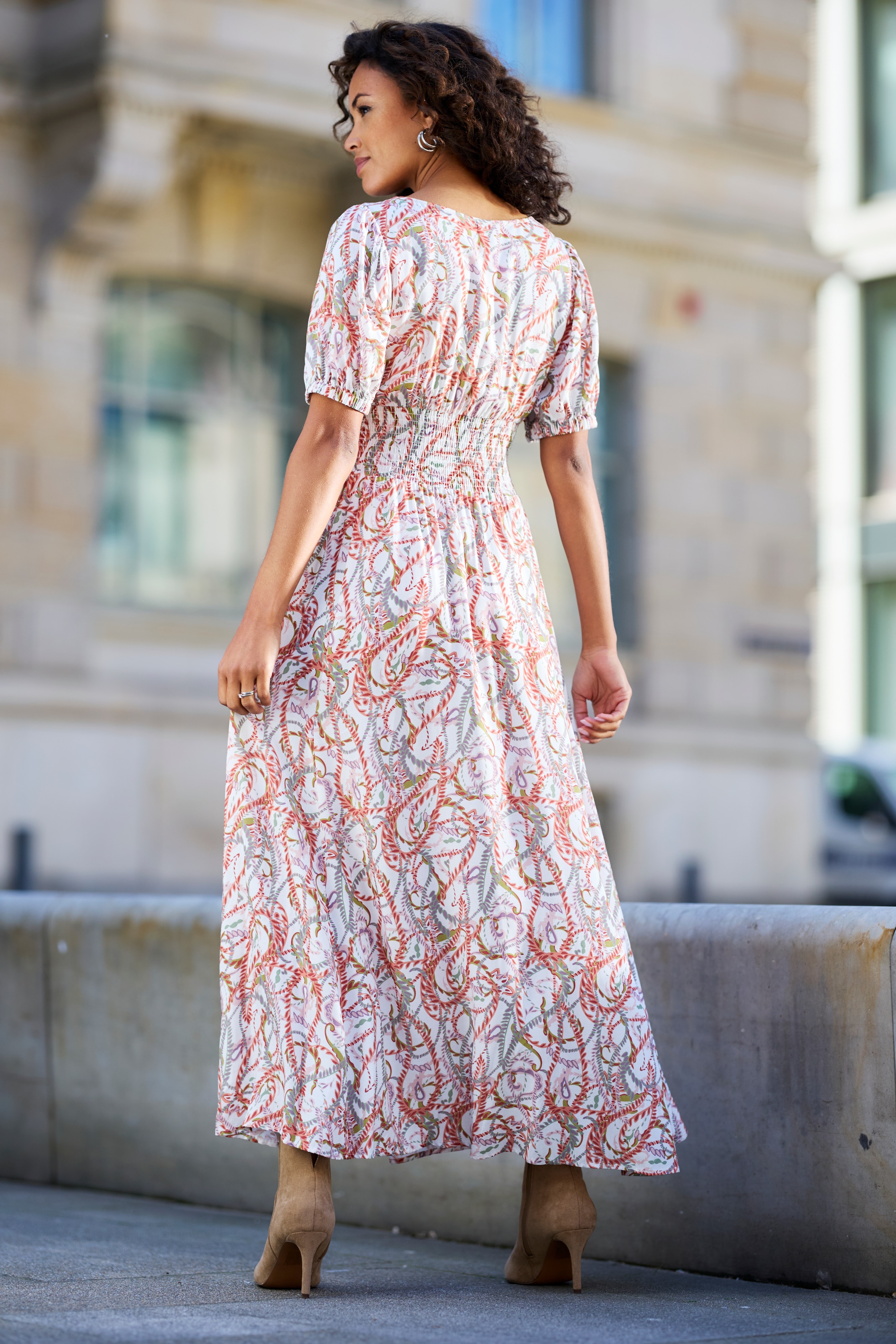 LASCANA Maxikleid, mit Alloverdruck und V-Ausschnitt, Sommerkleid, Strandkleid