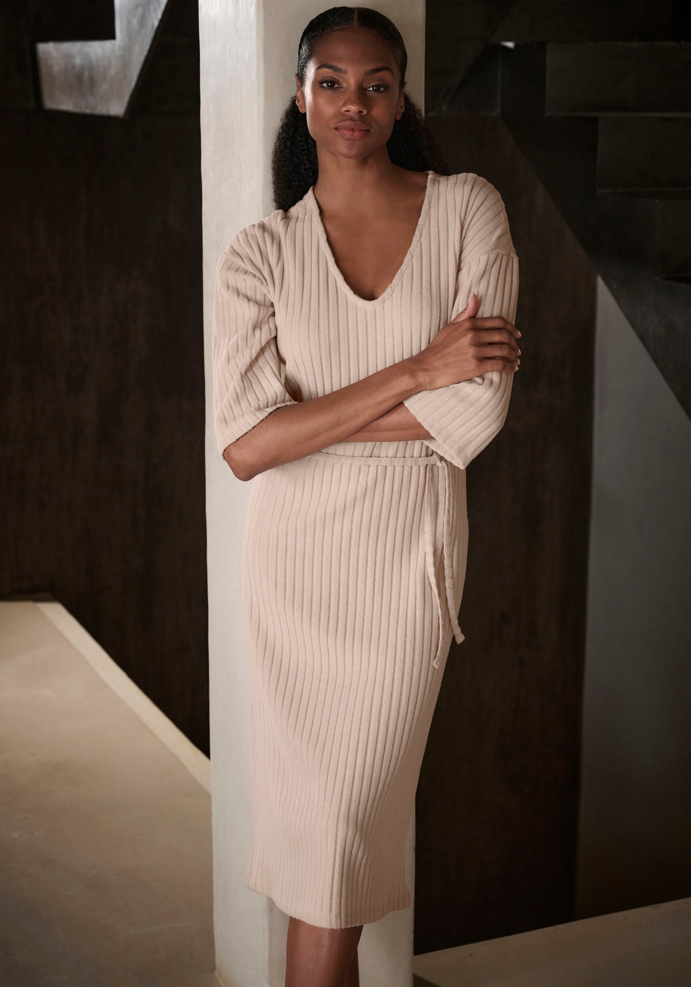 LASCANA Strickkleid, Lounge-/ Rippkleid mit weiten Ärmeln und Taillenband, Loungewear