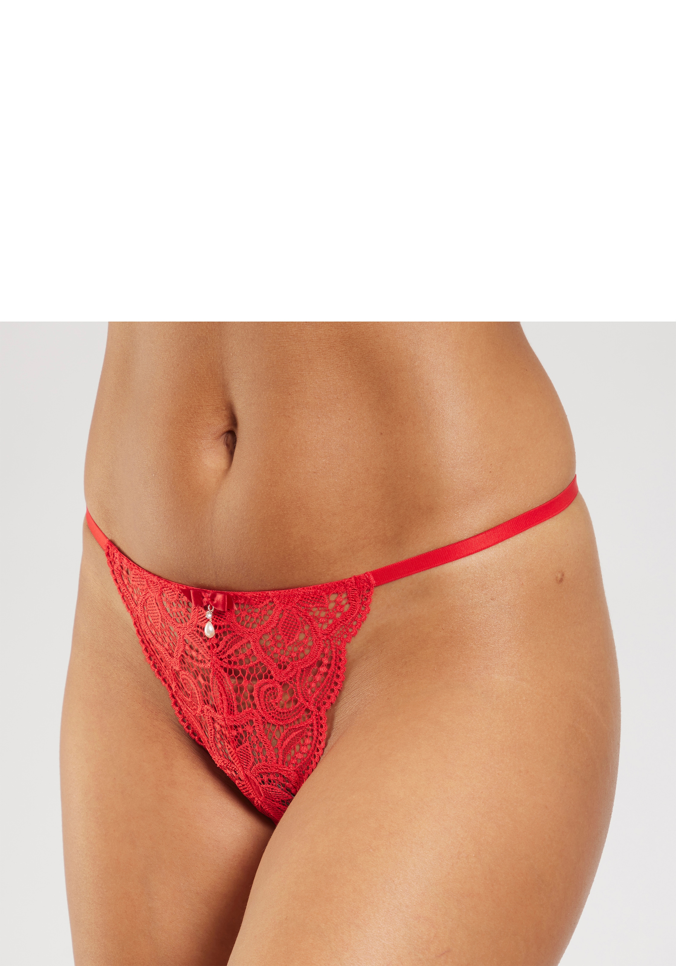 LASCANA String »Nikoletta« aus floraler Spitze mit Accessoire in Perlenoptik