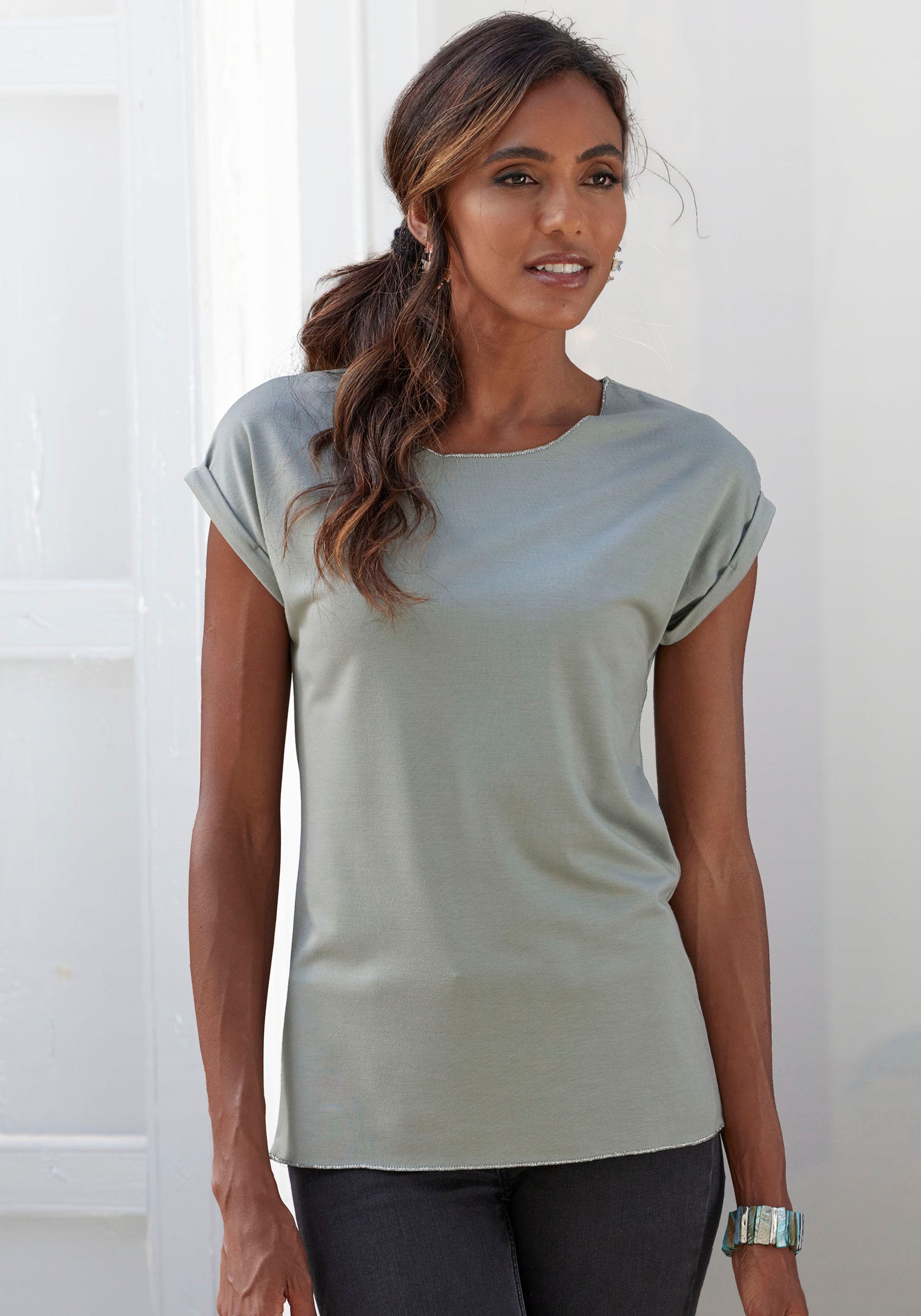 LASCANA Rundhalsshirt »mit eleganten Glitzerabschlüssen«, aus pflegeleichter Qualität