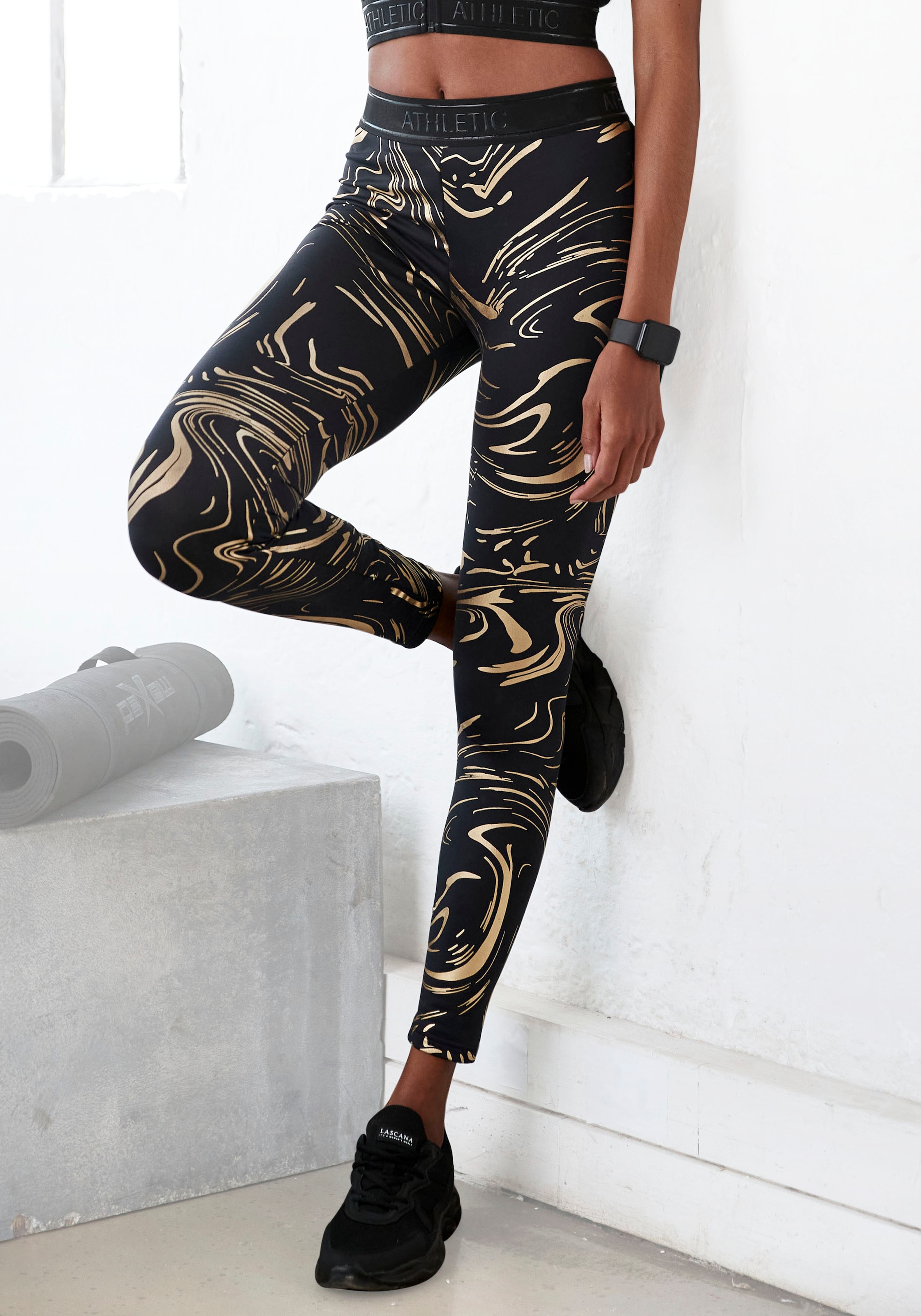 LASCANA ACTIVE Funktionsleggings, Sportleggings mit glänzendem Print und 3D Schriftzug