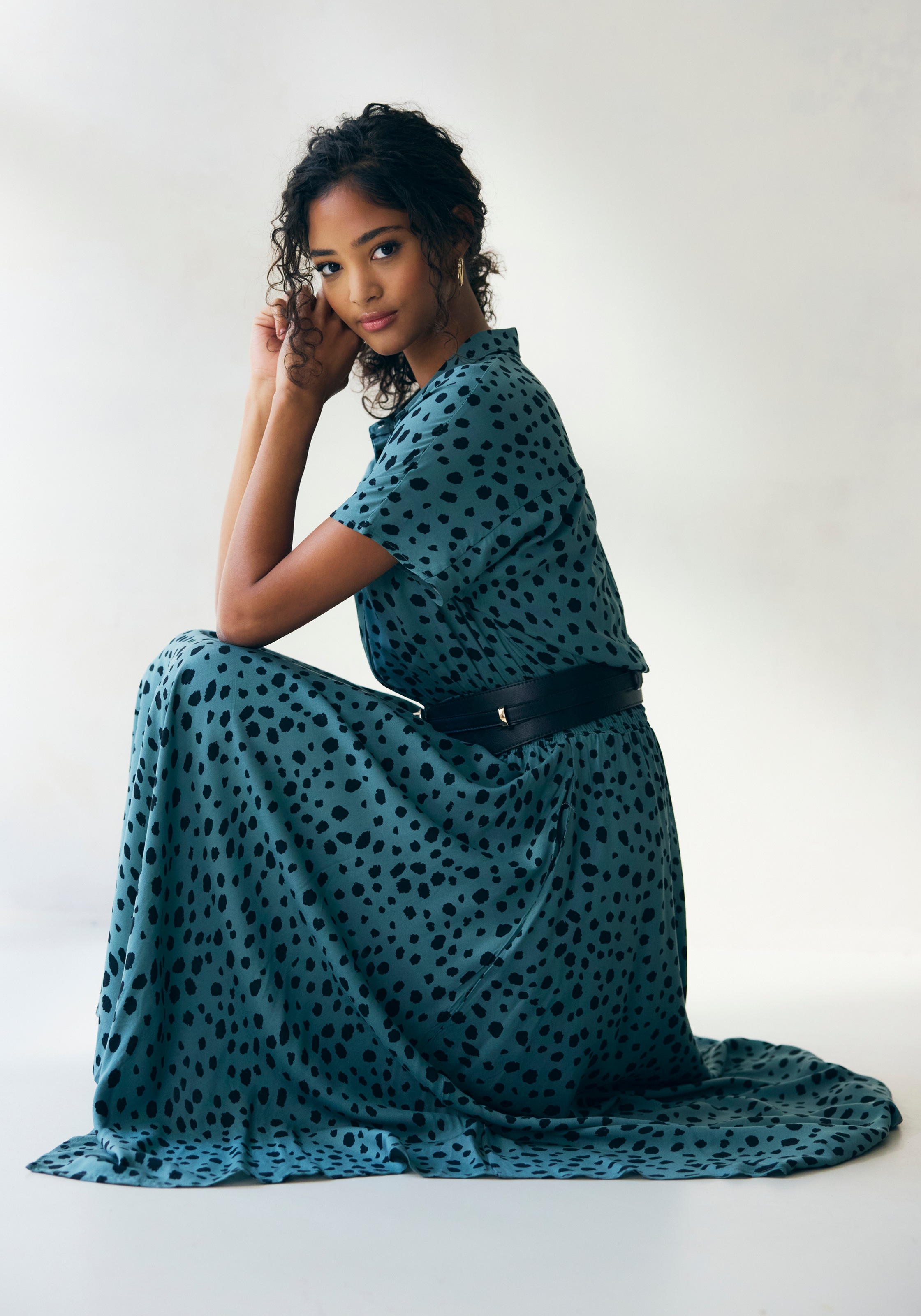 LASCANA Druckkleid, mit Punktedruck und asymmetrischem Saum, Hemdblusenkleid, Midikleid
