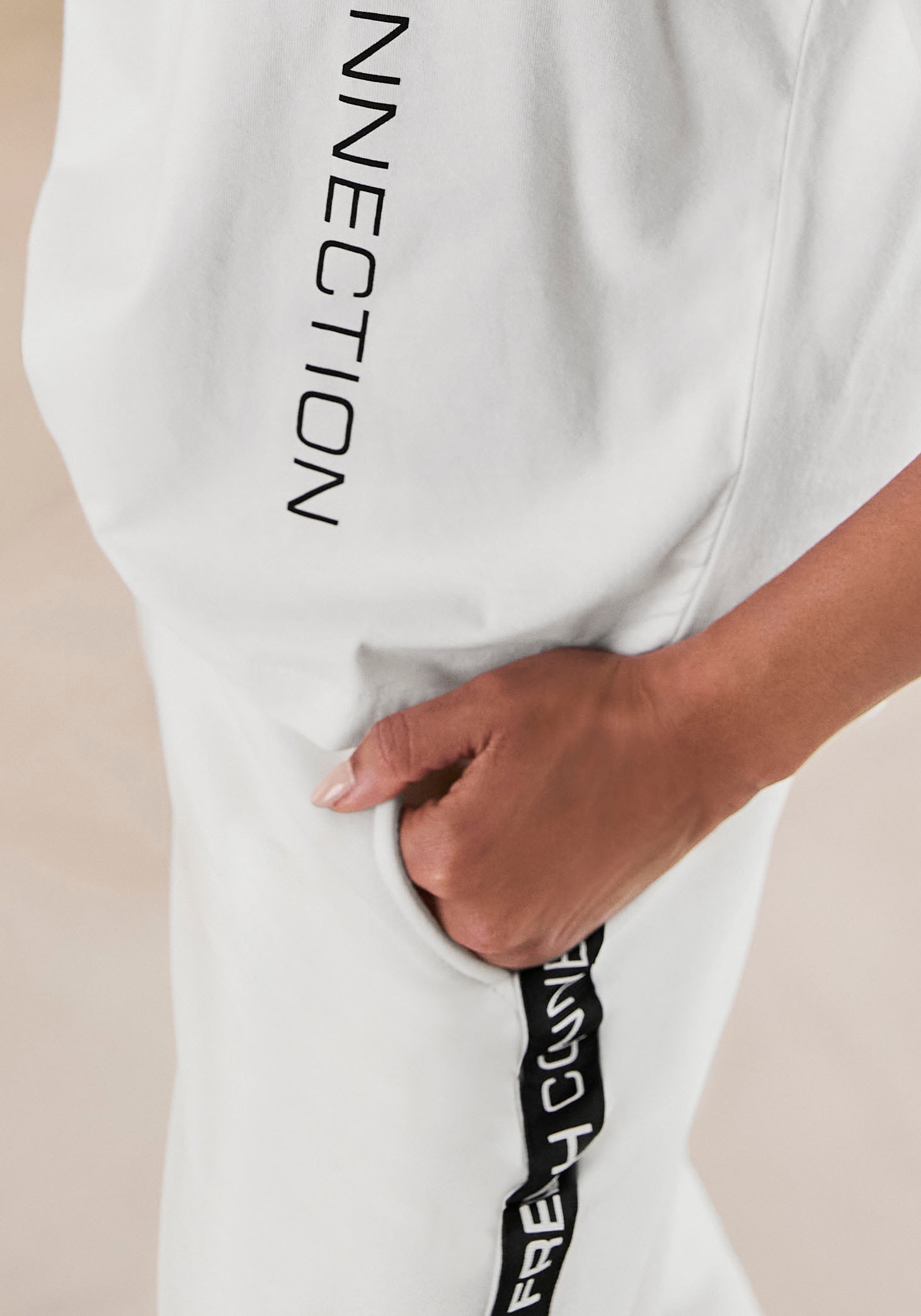 French Connection Sweathose, mit seitlichen Kontraststreifen und Logodruck