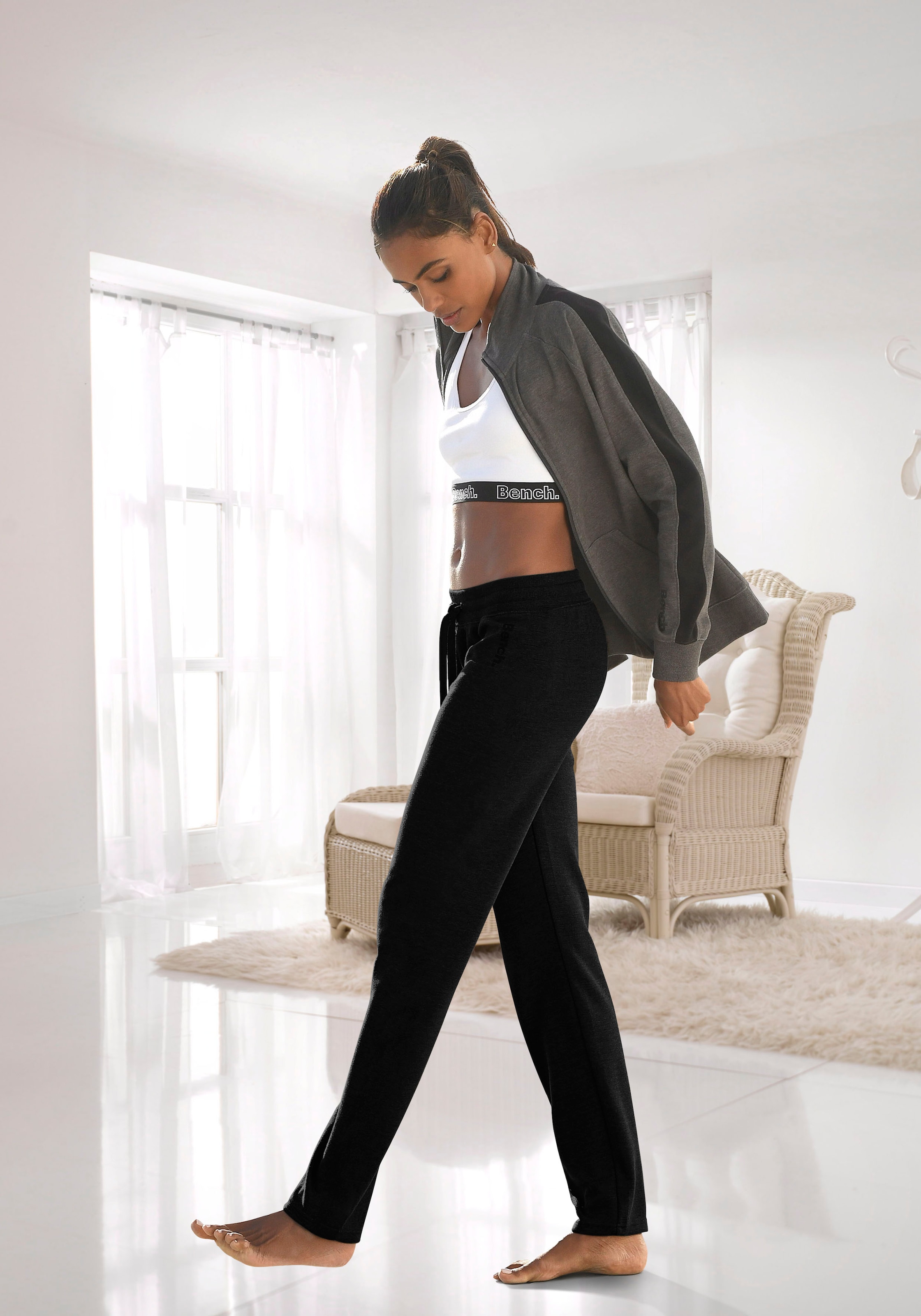 Bench. Loungewear Loungehose, mit Seitenstreifen und geradem Bein, Loungewear