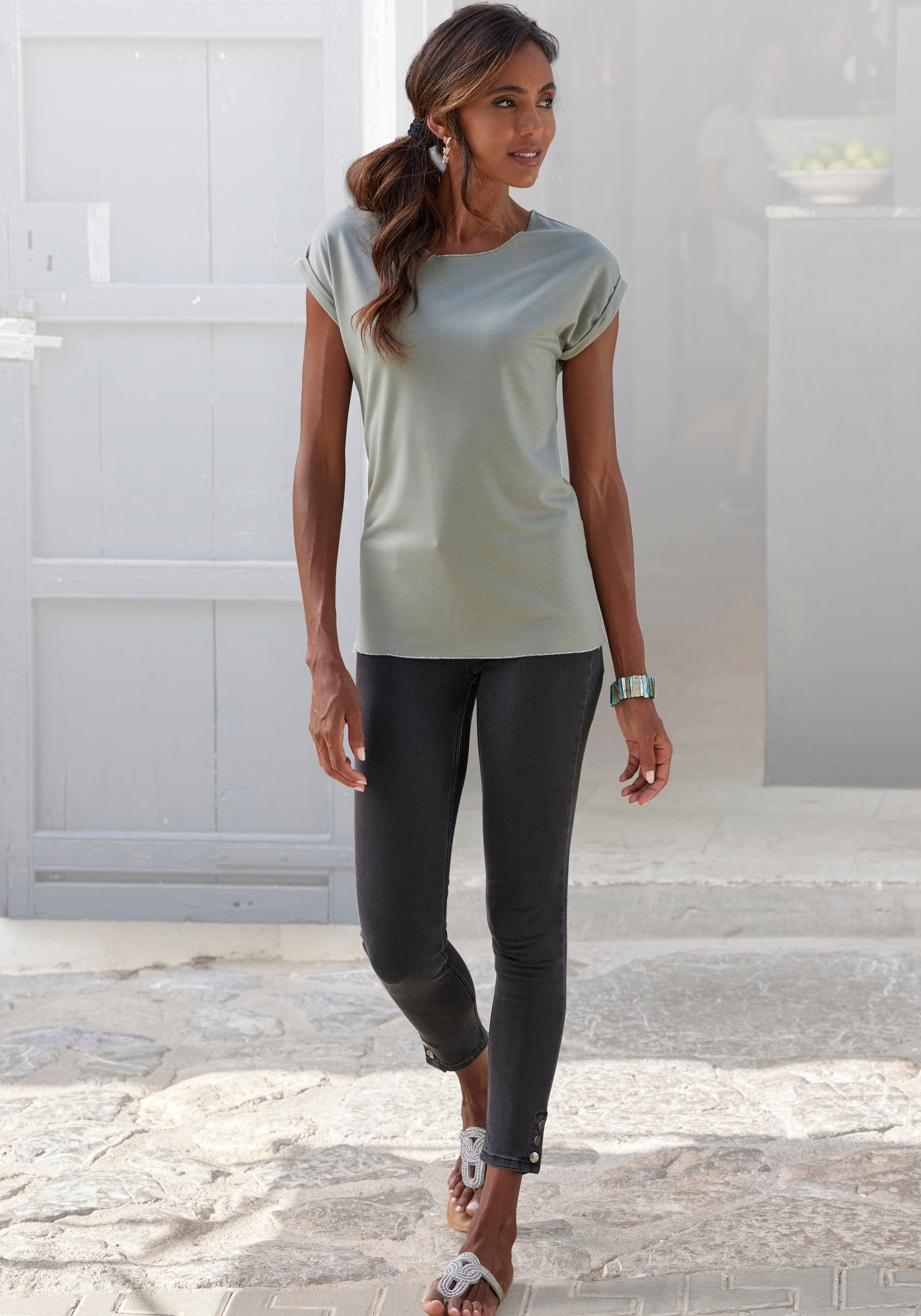 LASCANA Rundhalsshirt »mit eleganten Glitzerabschlüssen«, aus pflegeleichter Qualität