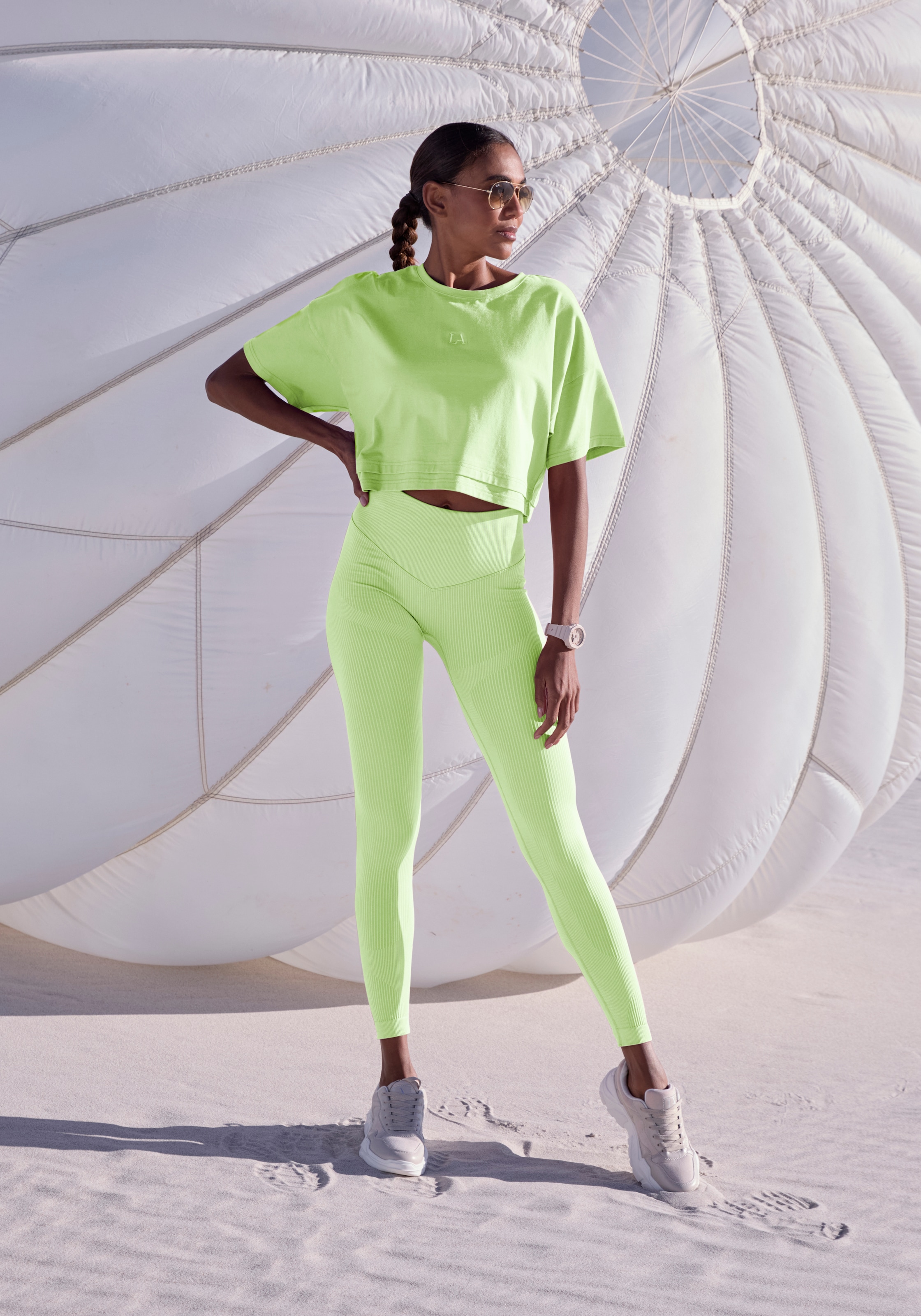 LASCANA Kurzarmshirt mit kastigem Schnitt und Lagen-Look