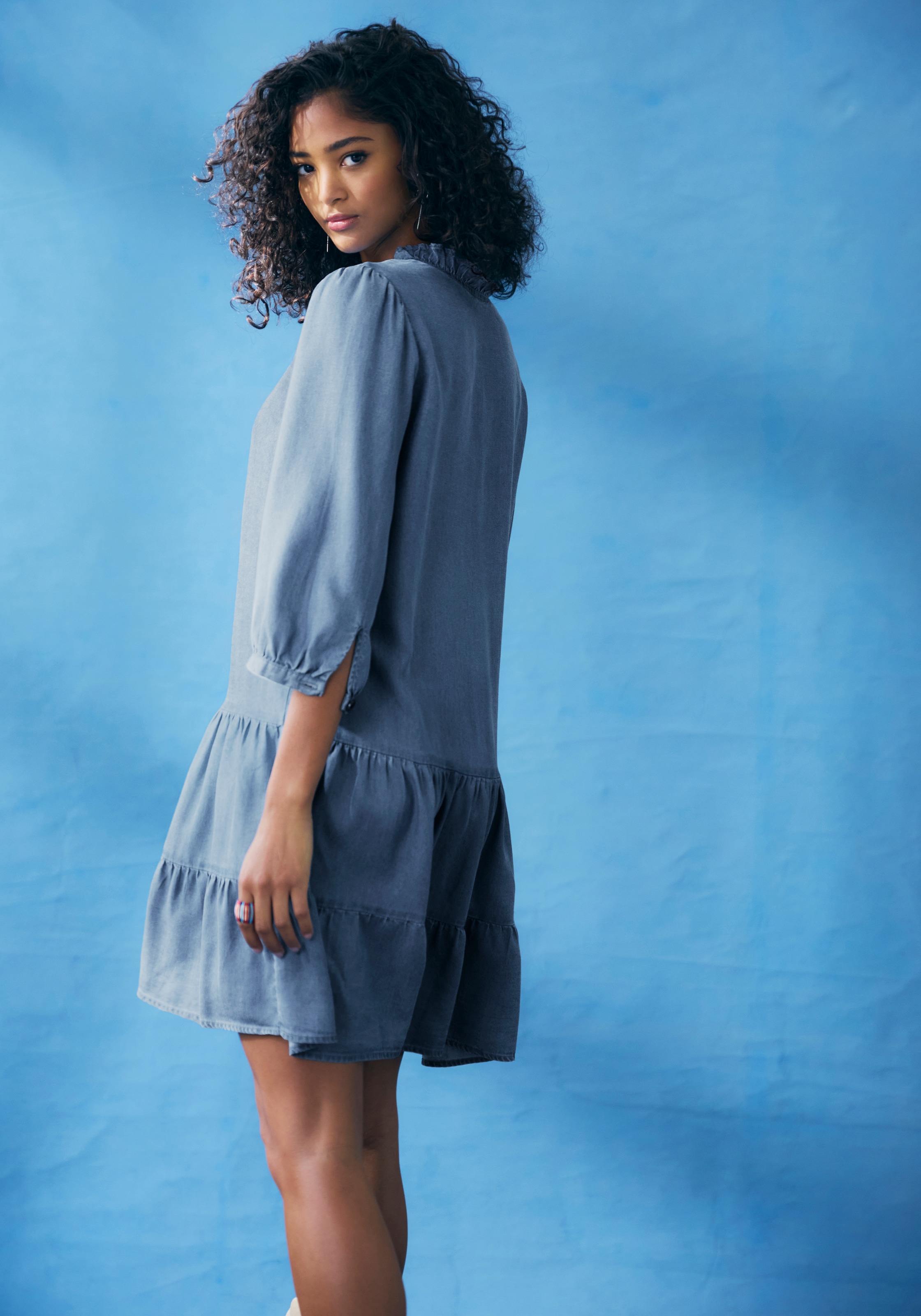 LASCANA Jeanskleid mit Rüsche am Kragen und Knopfleiste, Blusenkleid, Tunikakleid