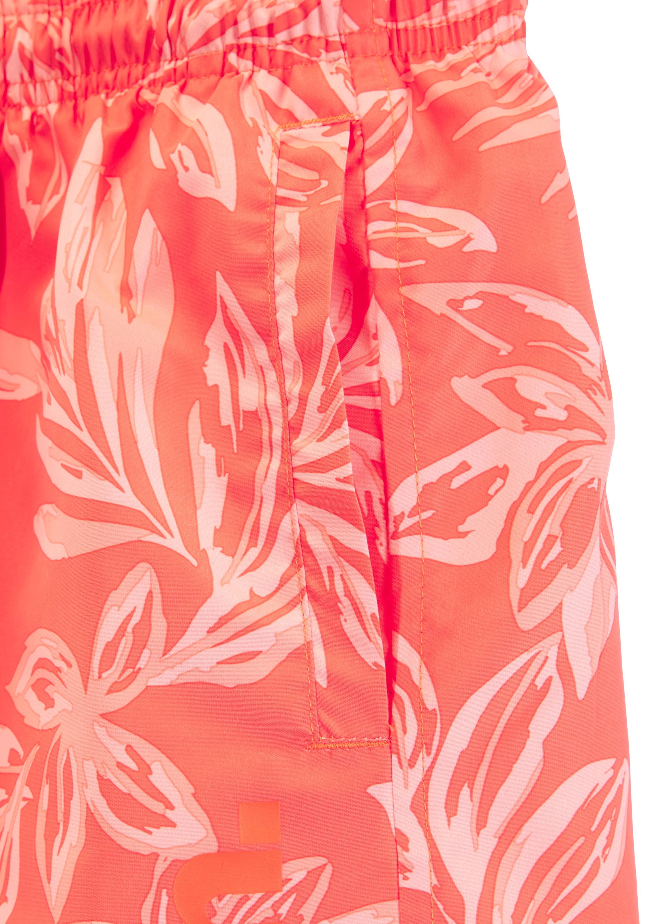Bench. Badeshorts mit modernem Hawaii-Print