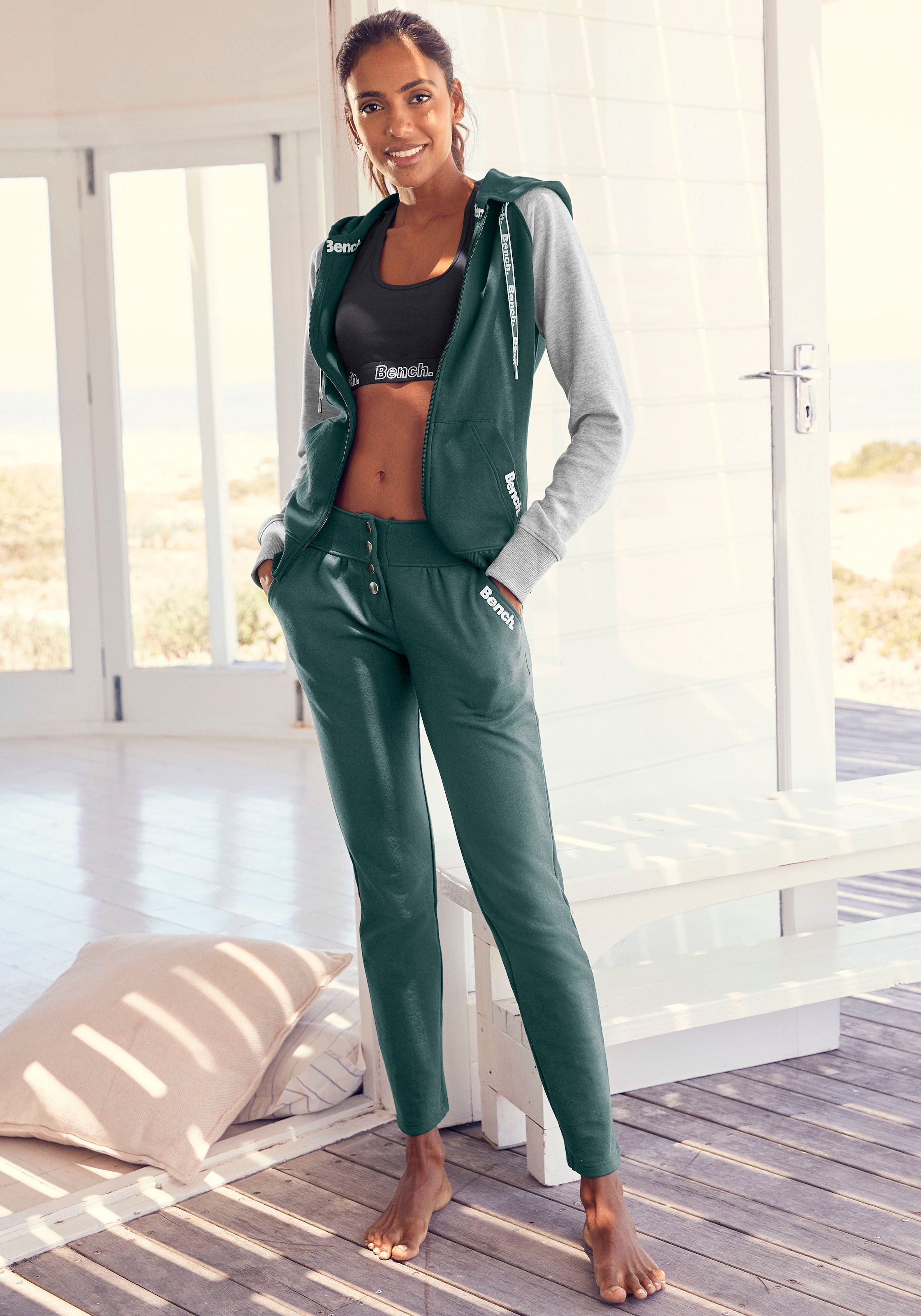 Bench. Loungewear Kapuzensweatjacke, mit farblich abgesetzten Ärmeln, Loungeanzug