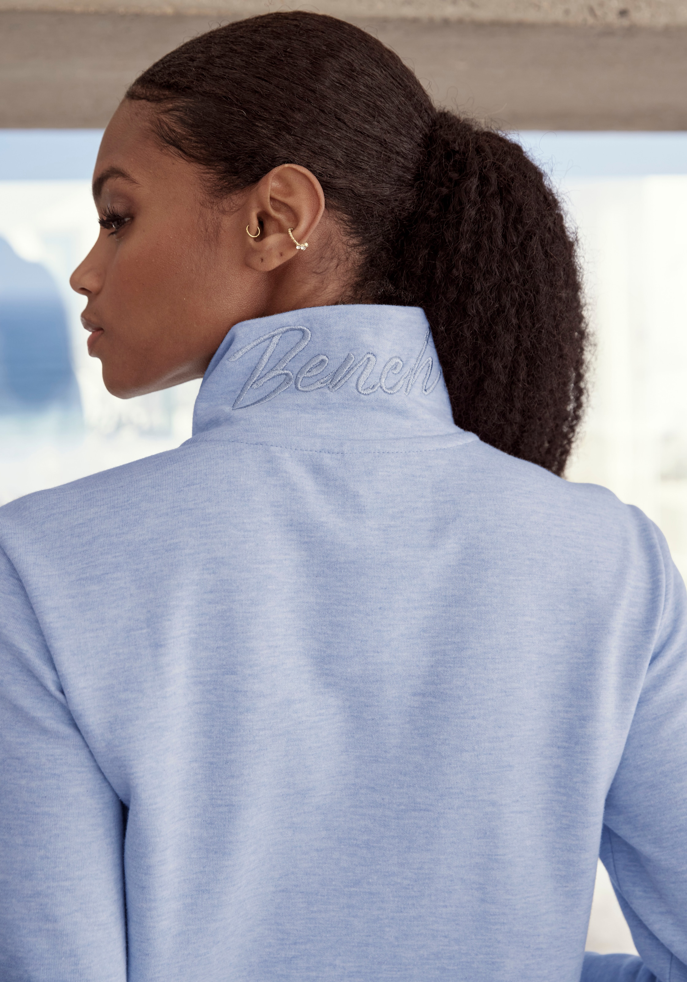 Bench. Loungewear Sweatjacke, mit glänzender Logostickerei am Stehkragen, Loungewear