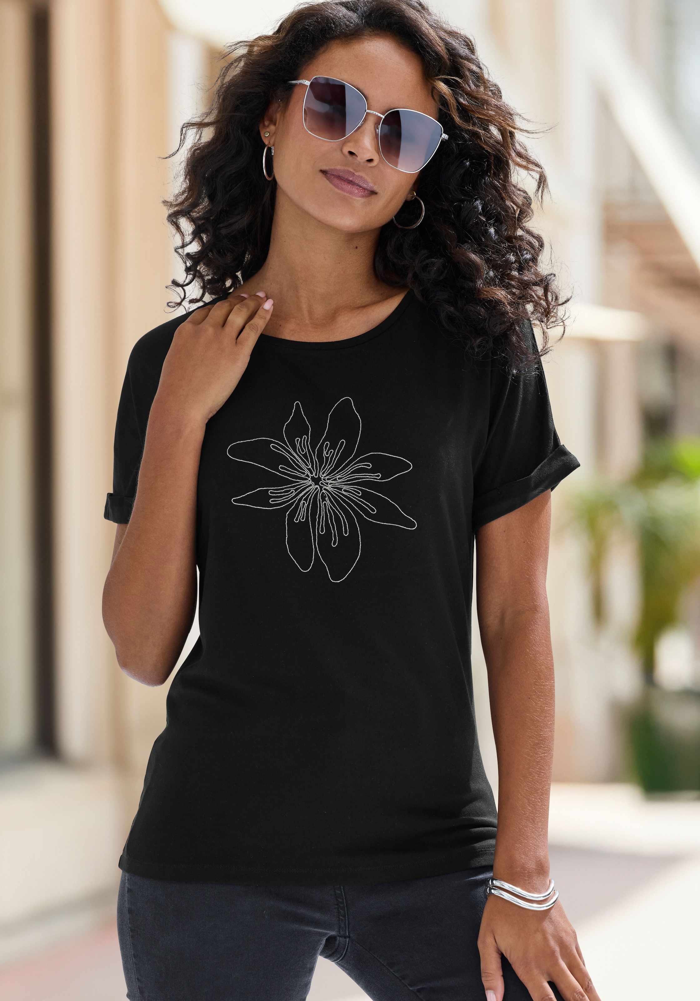 LASCANA T-Shirt »mit appliziertem Blumen-Design vorn« aus hochwertiger Viskose-Qualität