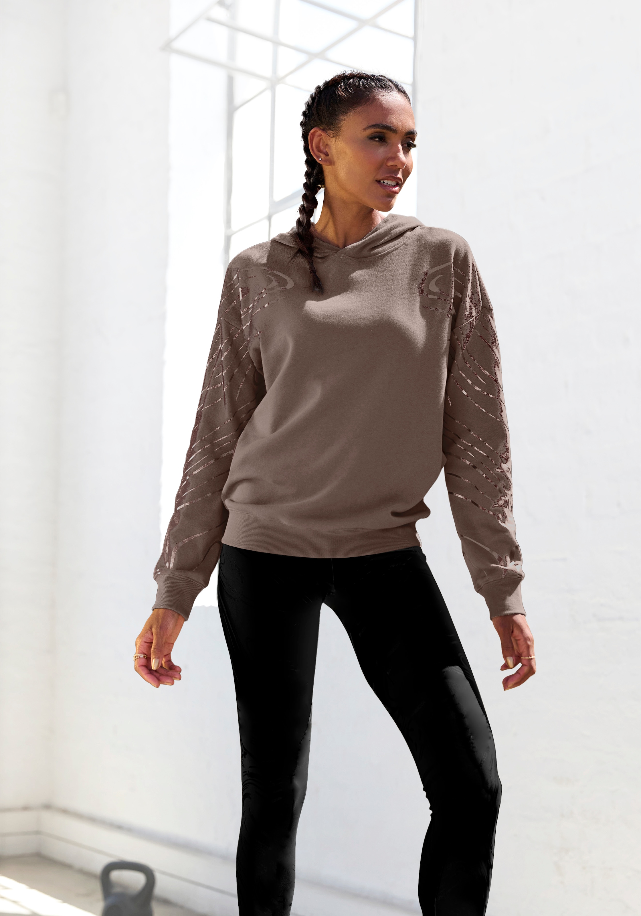 LASCANA ACTIVE Hoodie, mit glänzendem Foliendruck