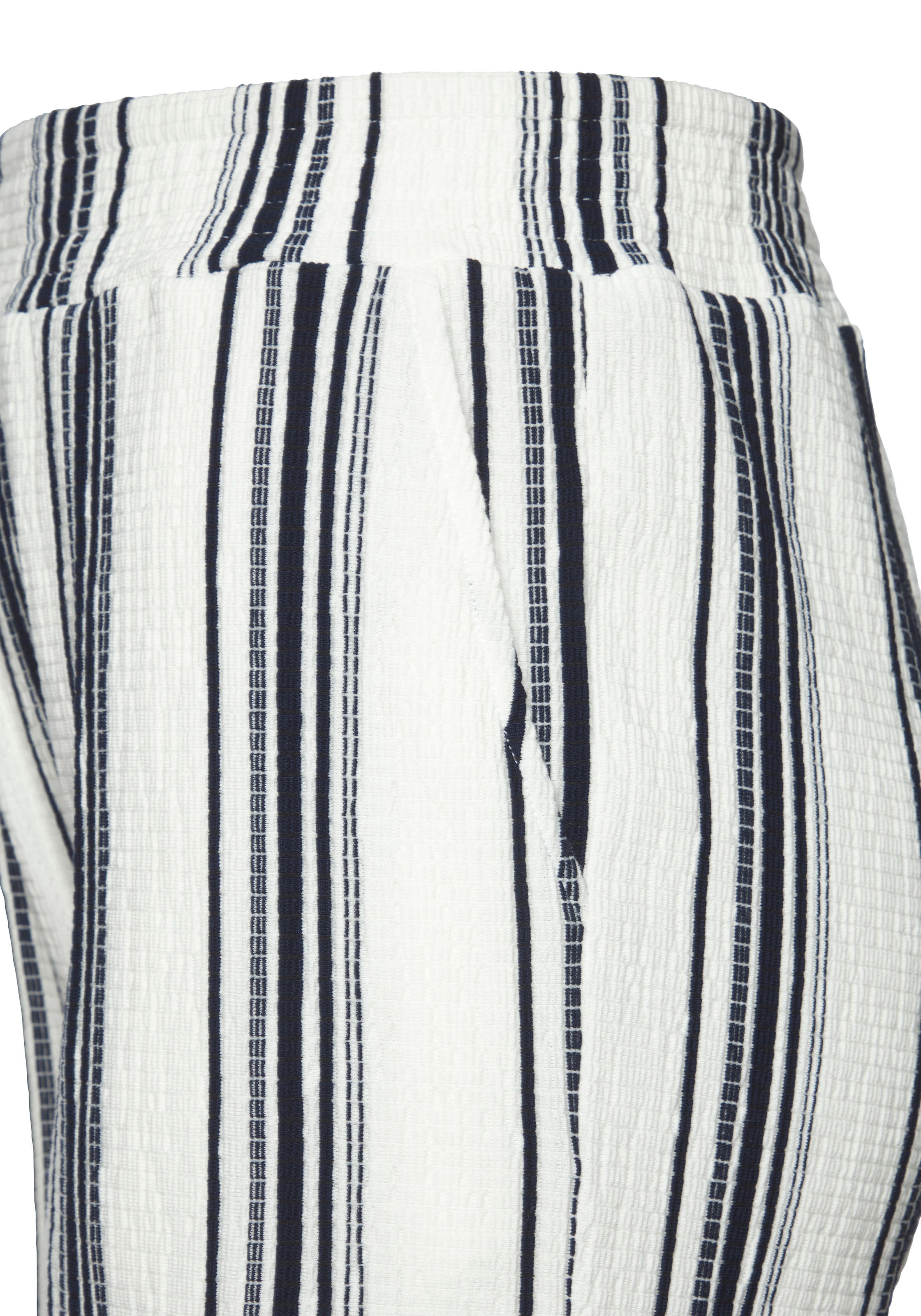 LASCANA Shorts »aus luftiger Crepeware«  strukturierte Ware, sommerlicher Shorts mit Streifen, Sommerhose