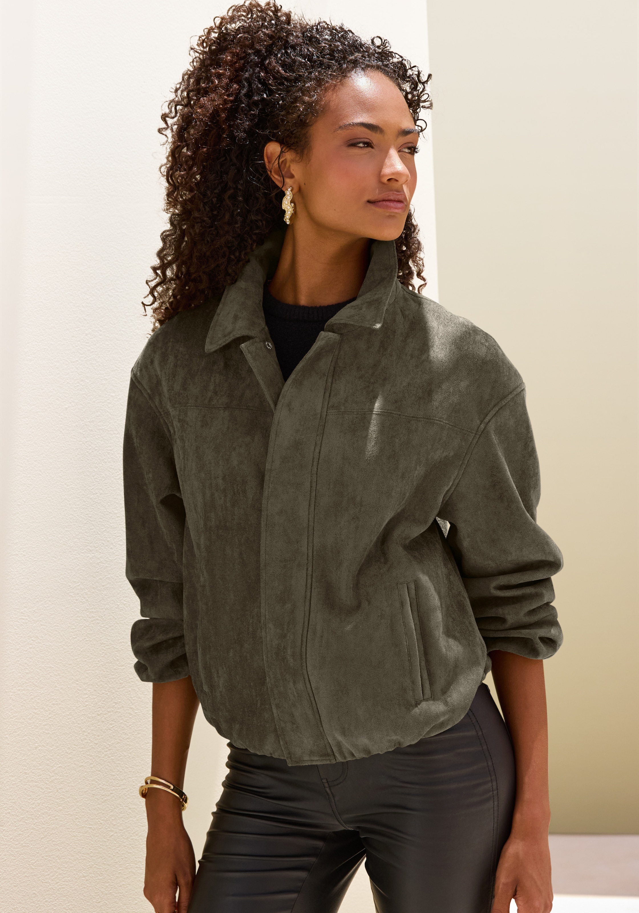 LASCANA Lederimitatjacke »in Veloursleder-Optik mit verdecktem Reißverschluss vorne, Oversize« modische Übergangsjacke aus Velourlederimitat, kurze Lederimitatjacke