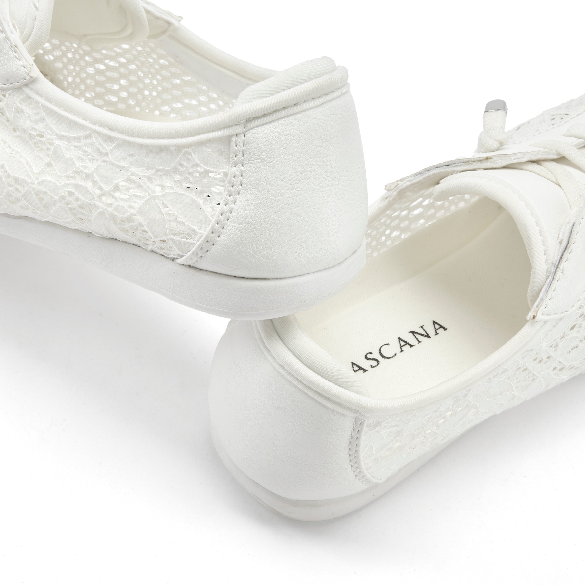 LASCANA Sneaker »Freizeitschuh, Halbschuh mit modischen Spitzendetails«, zum Reinschlüpfen mit elastischen Schnürbändern VEGAN