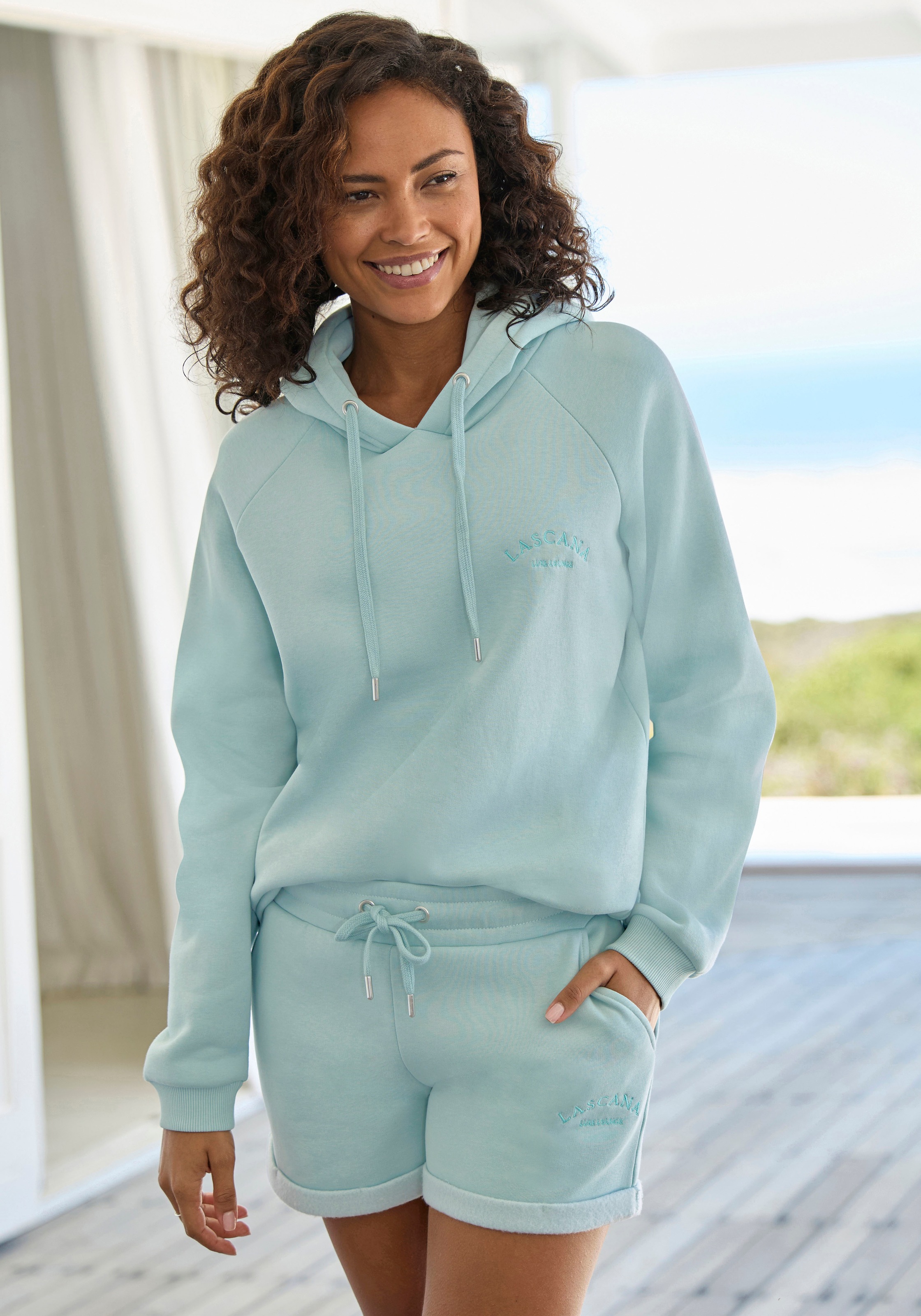 LASCANA Relaxshorts, mit seitlichen Taschen und Logostickerei, Loungewear