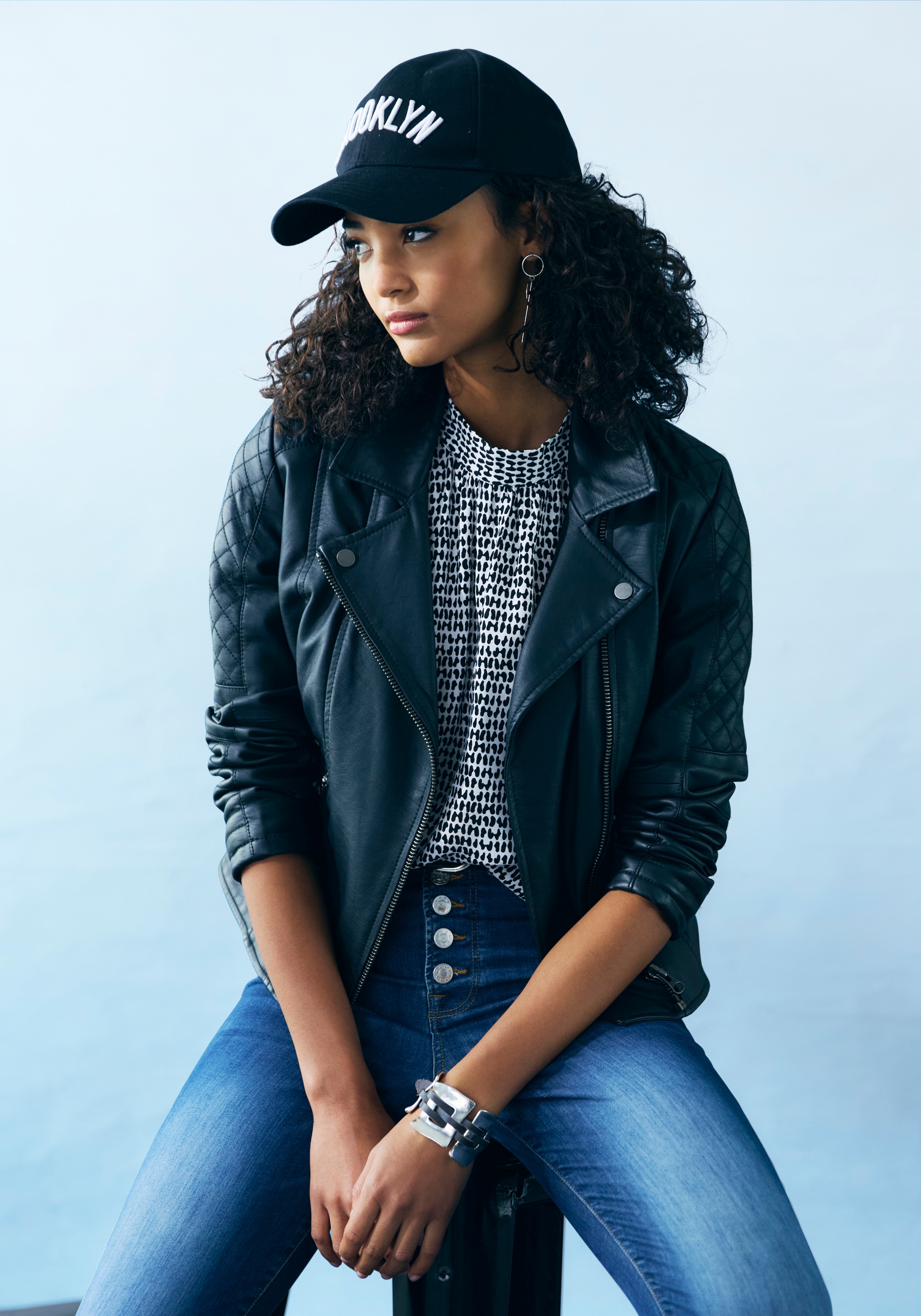 LASCANA Lederimitatjacke, mit Bikerdetails, kurze Bikerjacke, figurbetont