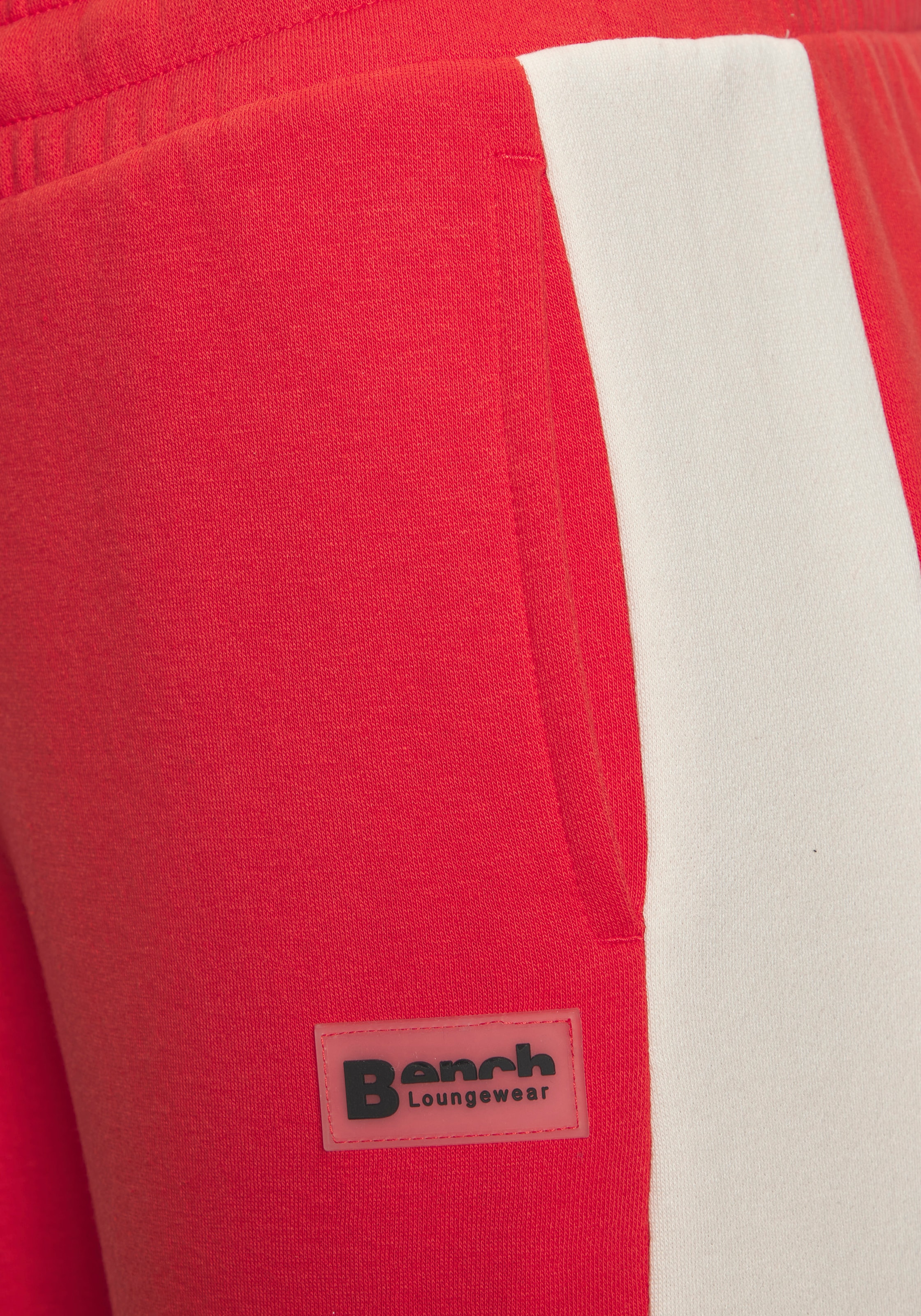 Bench. Loungewear Loungehose  mit Seitenschlitzen am Beinsaum und Silikon Logo Badge, Loungewear