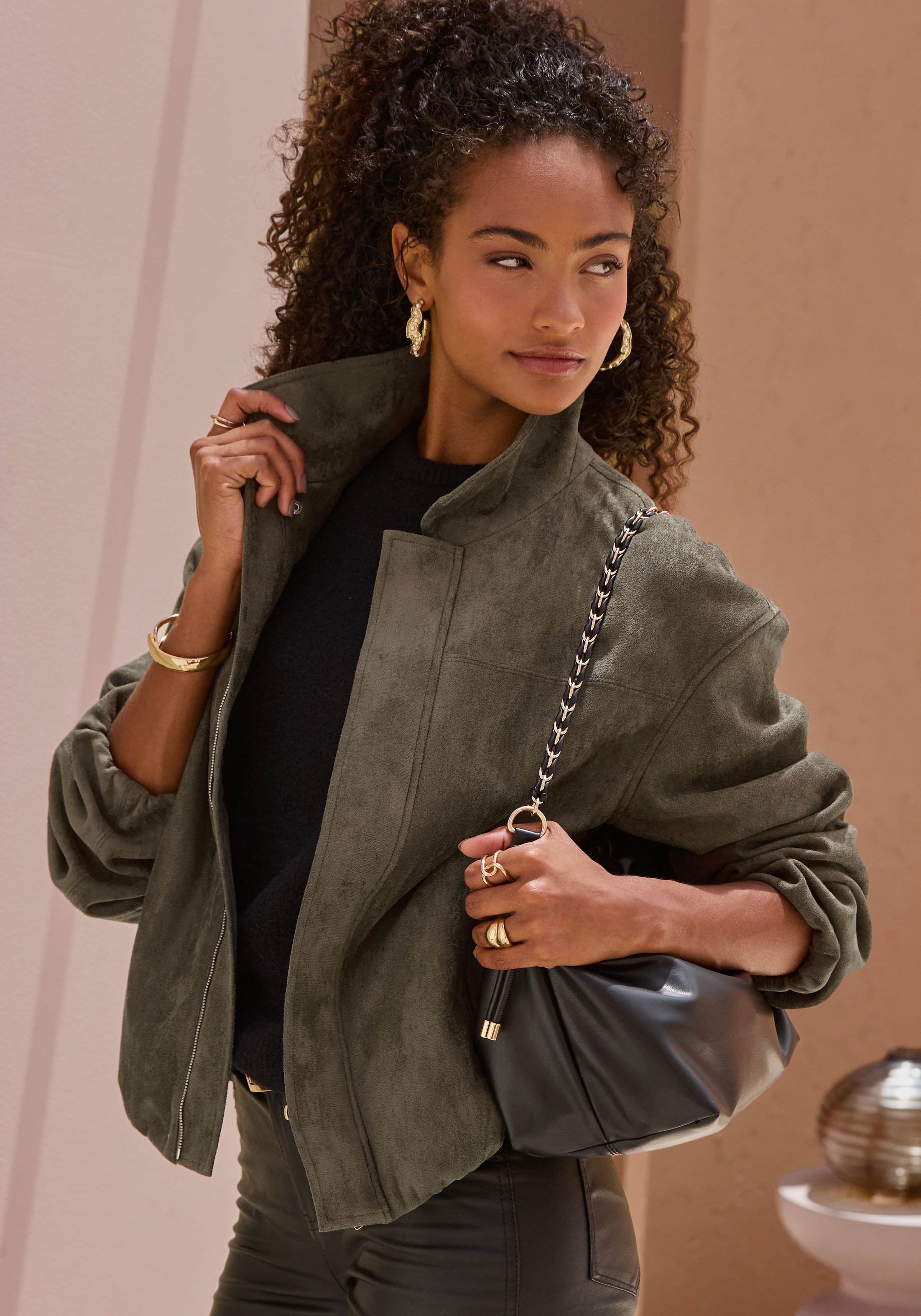 LASCANA Lederimitatjacke »in Veloursleder-Optik mit verdecktem Reißverschluss vorne, Oversize« modische Übergangsjacke aus Velourlederimitat, kurze Lederimitatjacke
