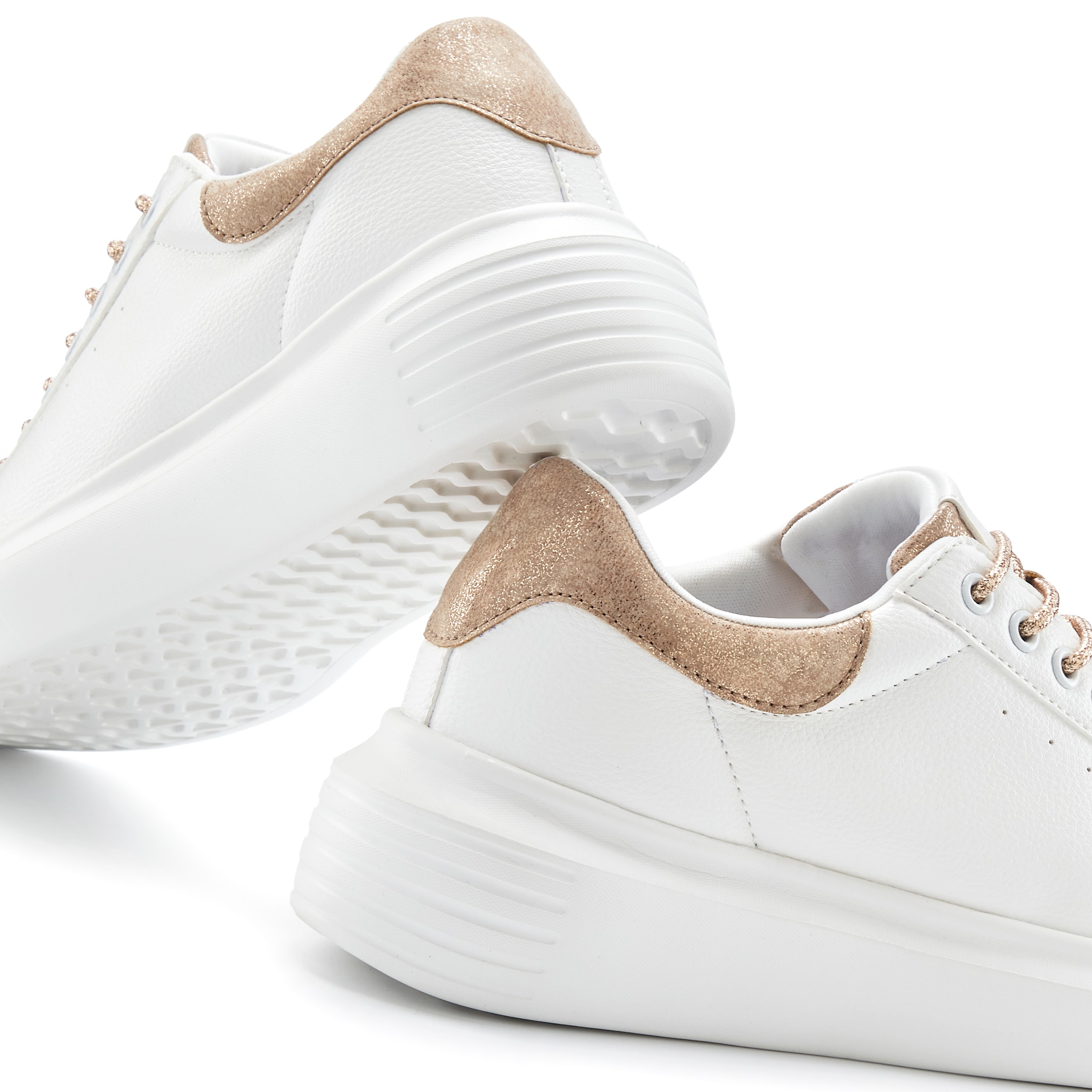 LASCANA Sneaker »Freizeitschuhe, Halbschuhe,«  mit Metallicdetails und elastischen Schnürbändern VEGAN