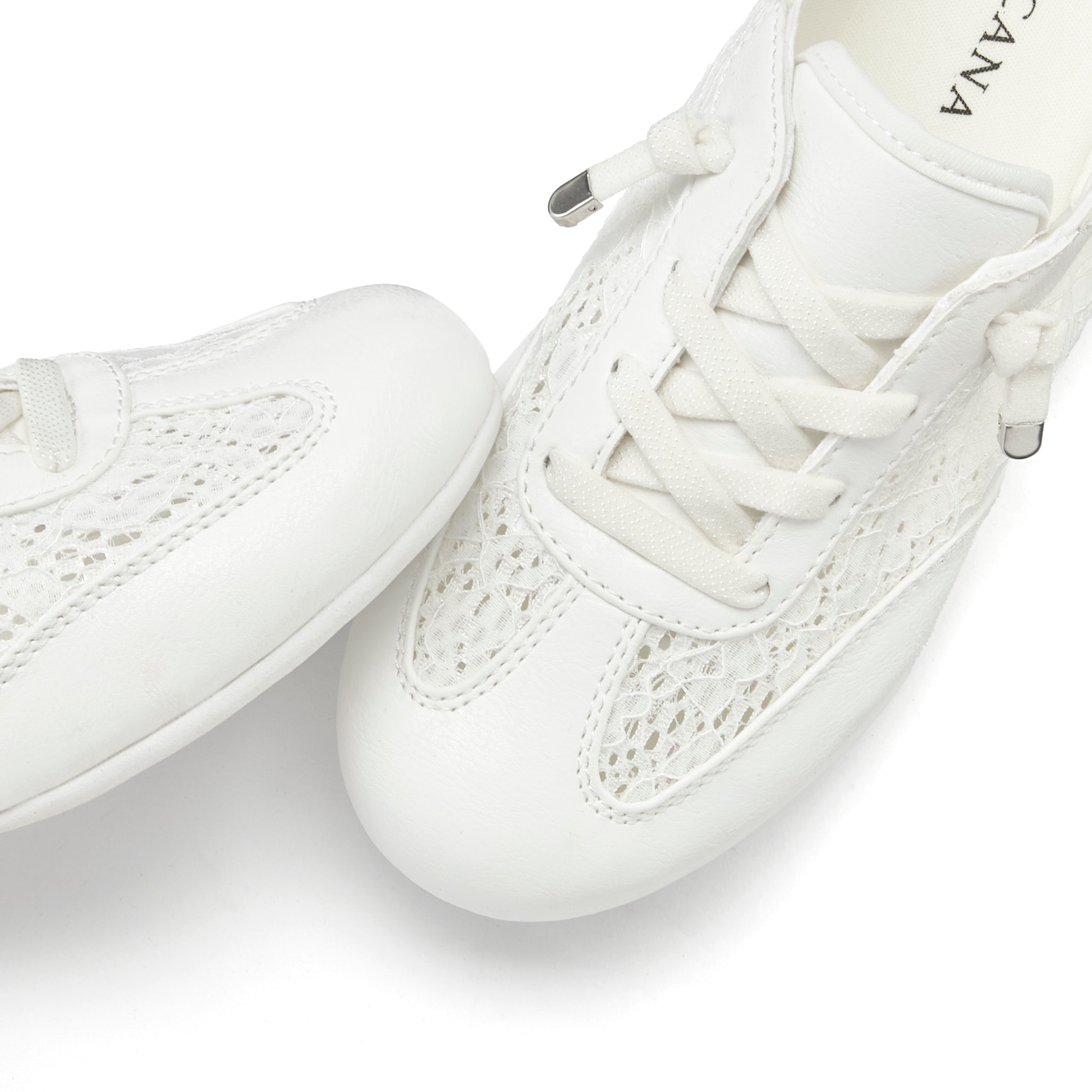 LASCANA Sneaker »Freizeitschuh, Halbschuh mit modischen Spitzendetails«, zum Reinschlüpfen mit elastischen Schnürbändern VEGAN