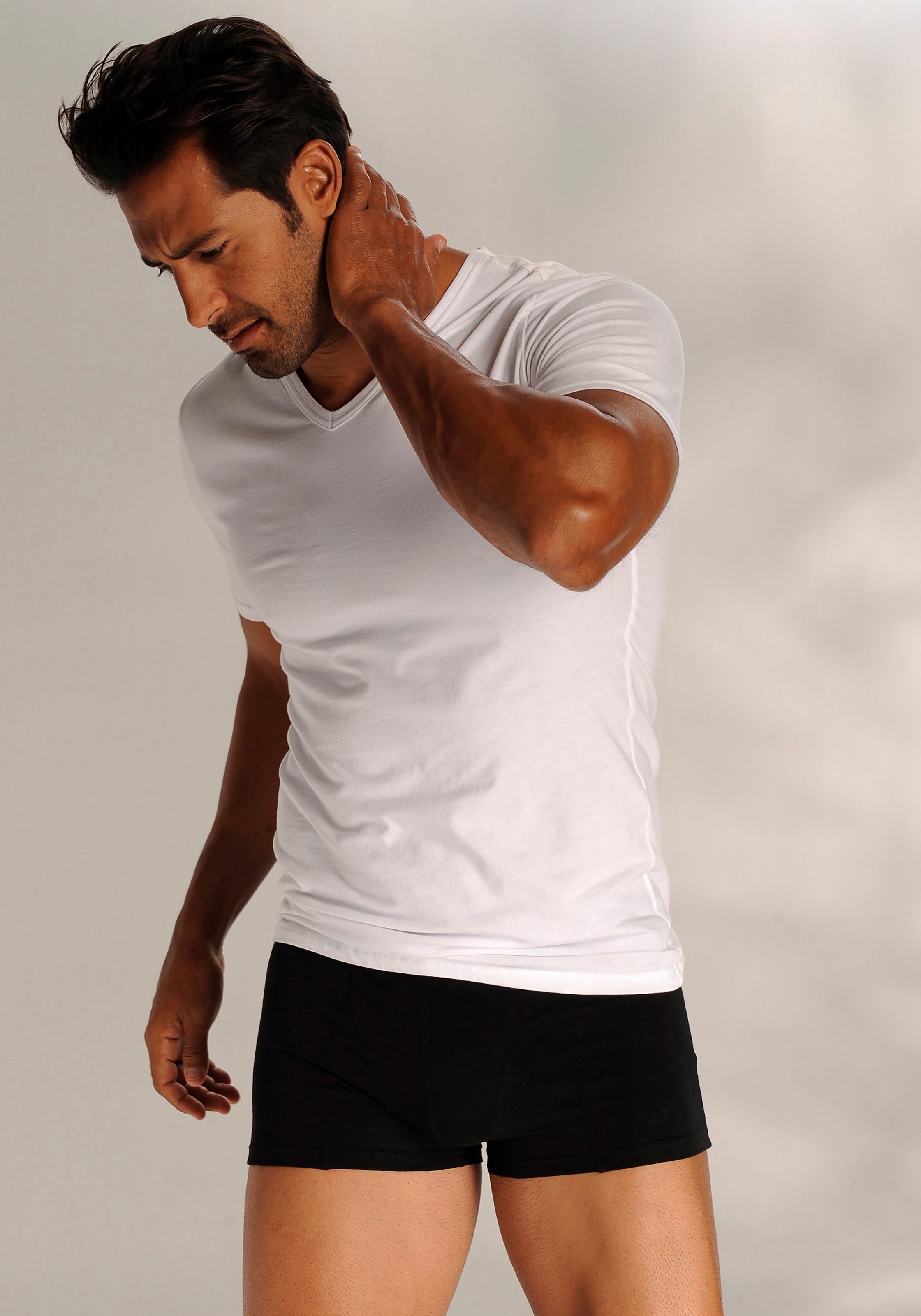 H.I.S Unterziehshirt, (2 St.), mit V-Ausschnitt und kleinem Logo, Unterhemd, T-Shirt