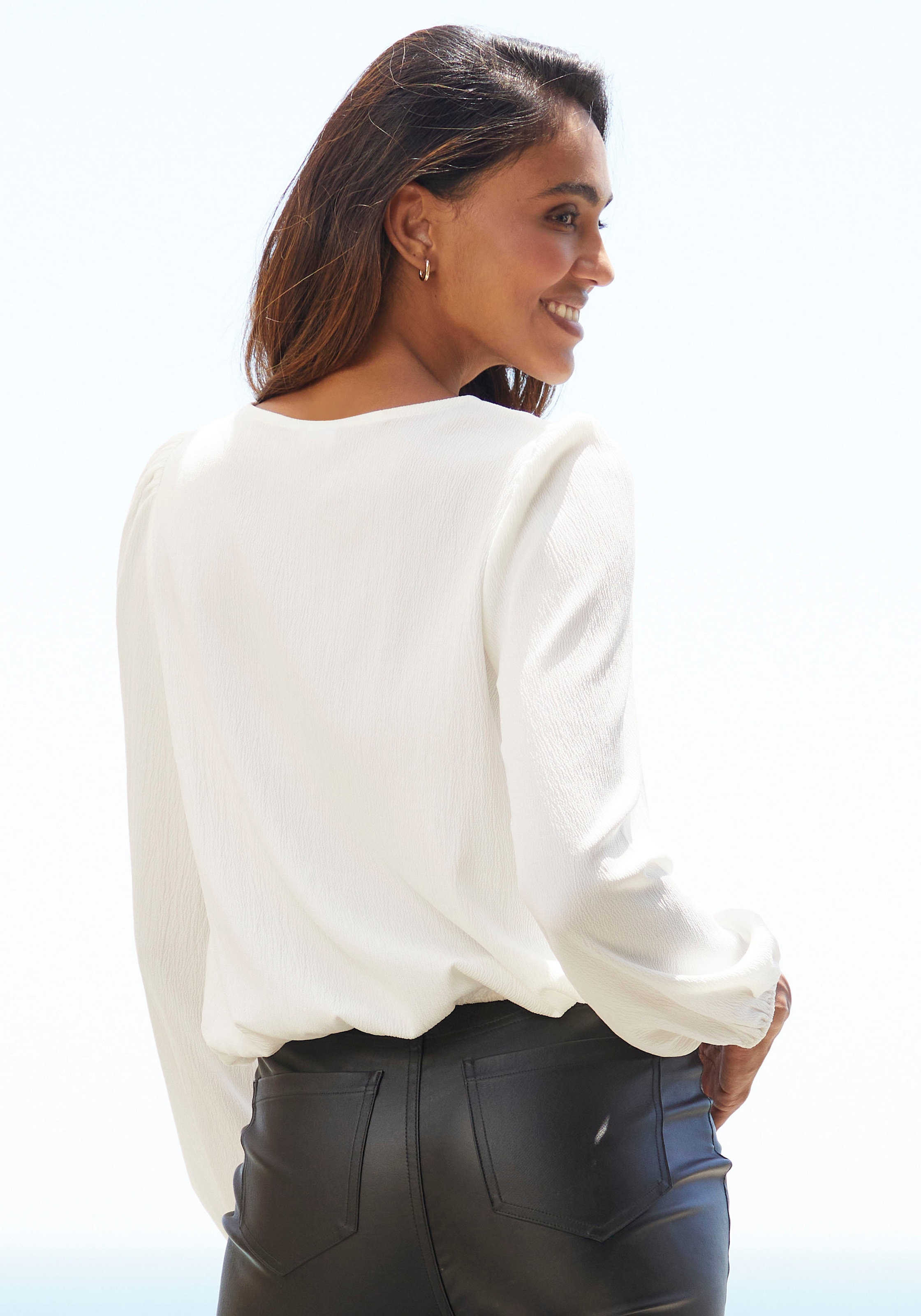 LASCANA Schlupfbluse, mit Kettendetails, elegante Damenbluse, modisch, festlich