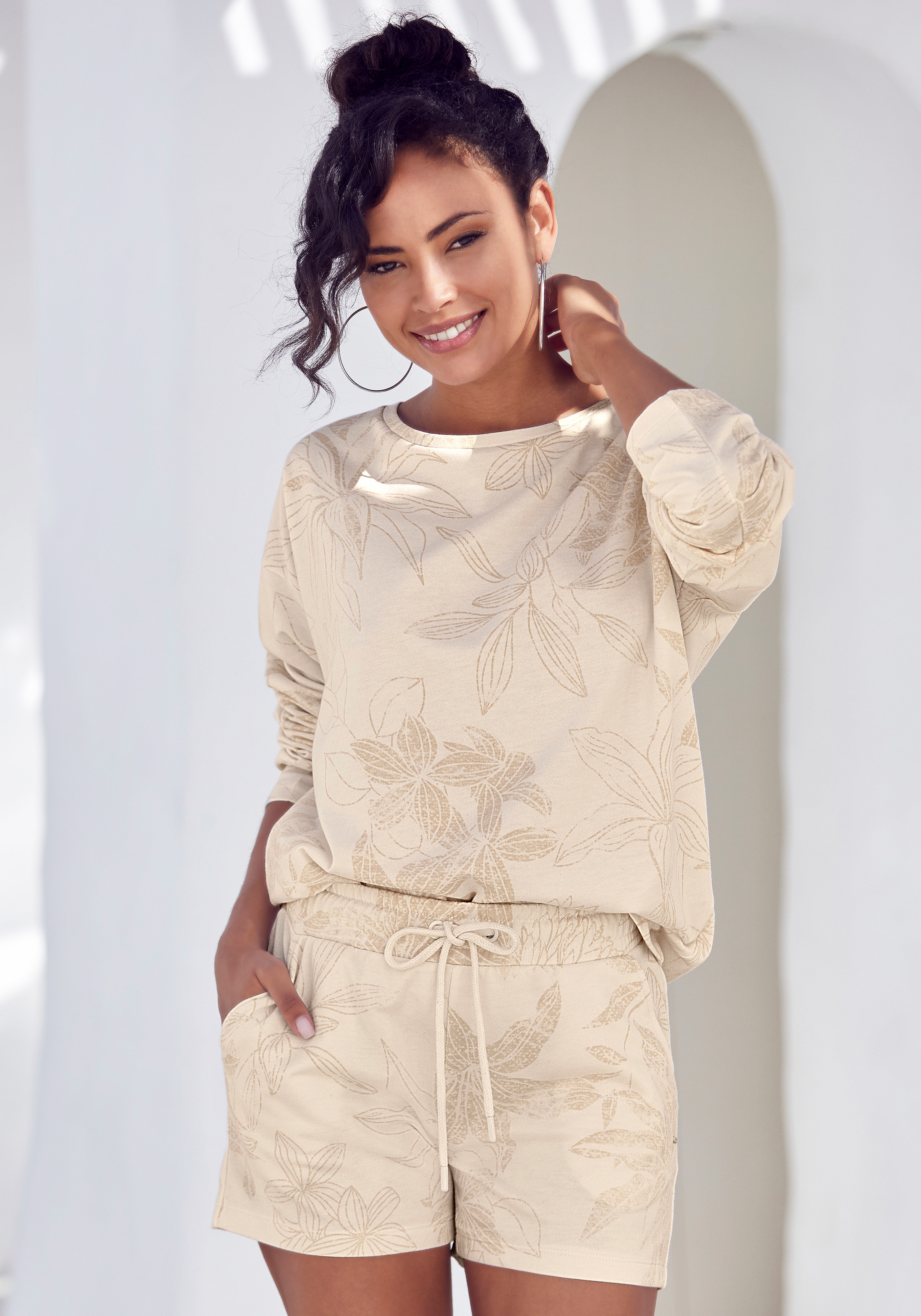 LASCANA Relaxshorts, mit floralem Alloverdruck, Loungeanzug