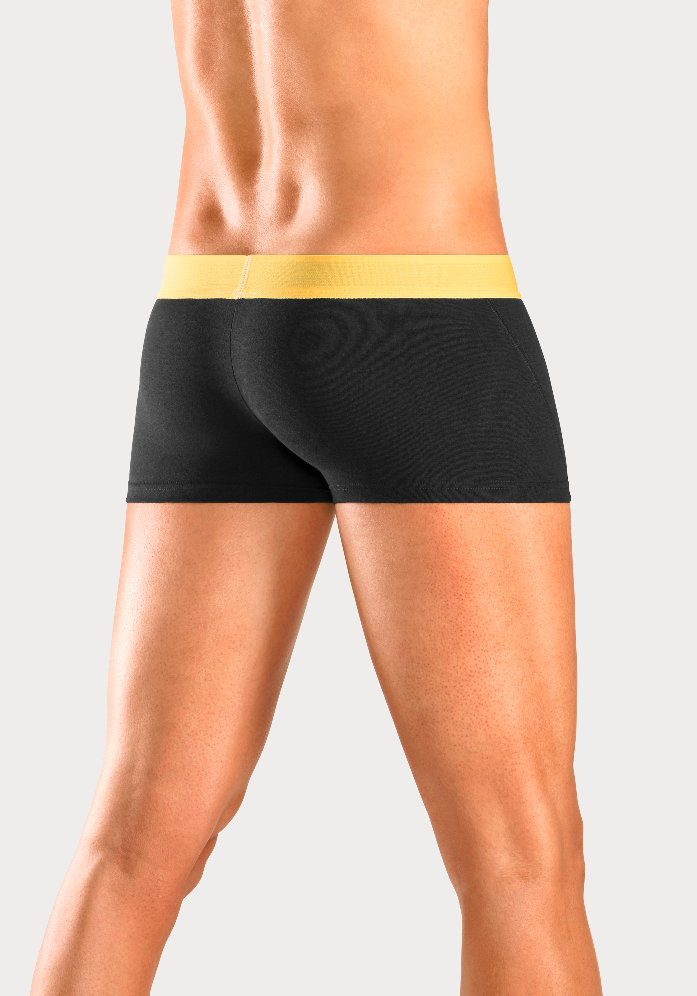 Bruno Banani Hipster, (Packung, 4 St.), knapp sitzende Boxershorts mit Logo Webbund aus Baumwollmischung
