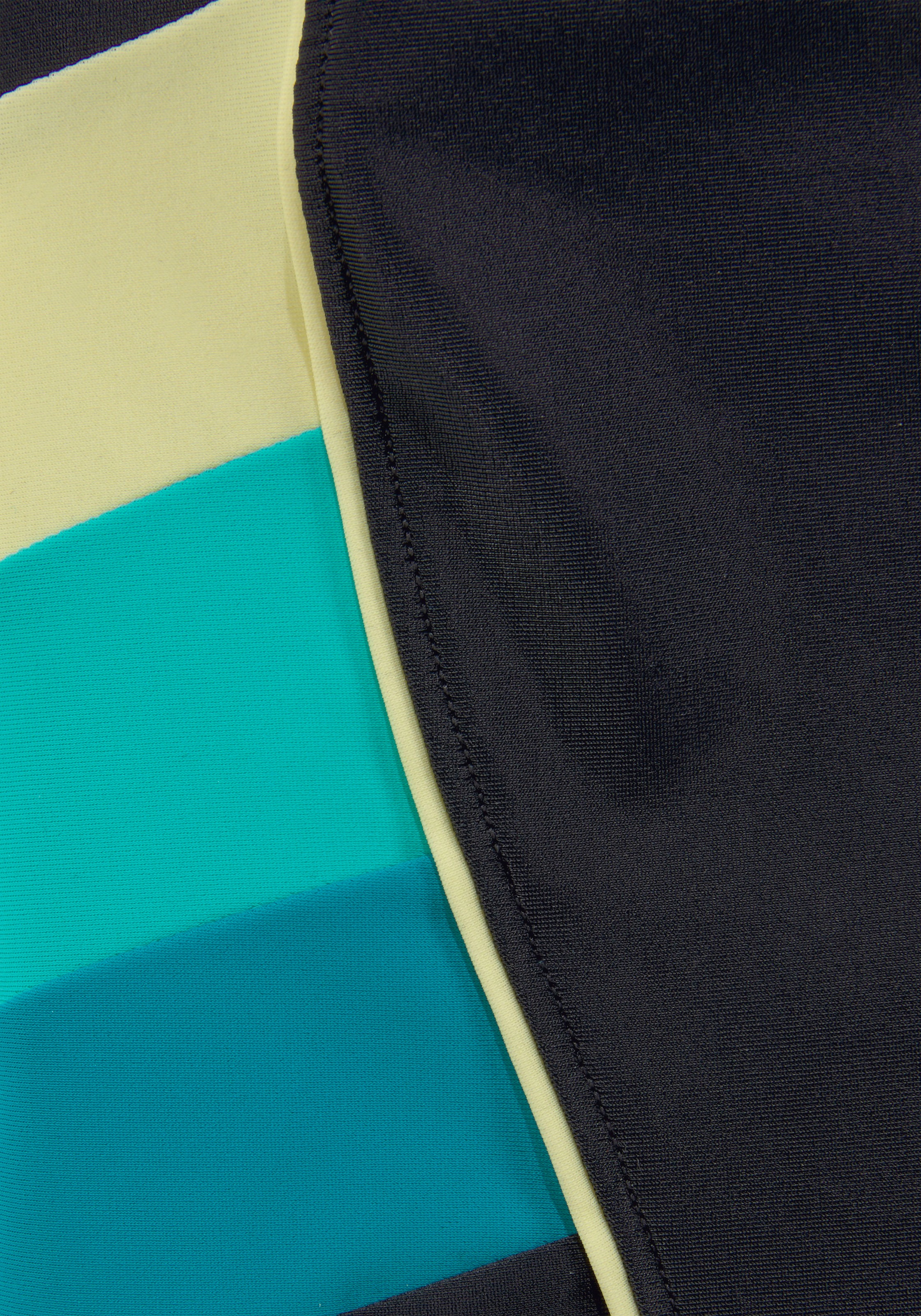 Bench. Badeanzug mit kontrastfarbenen Einsätzen