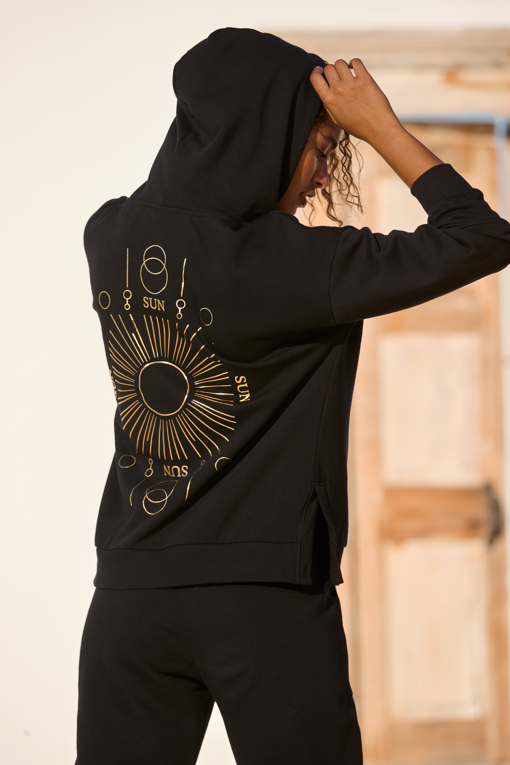 Buffalo Hoodie, Kapuzensweatshirt mit großem Rückenprint- mit Glanz-Effekt, Loungewear