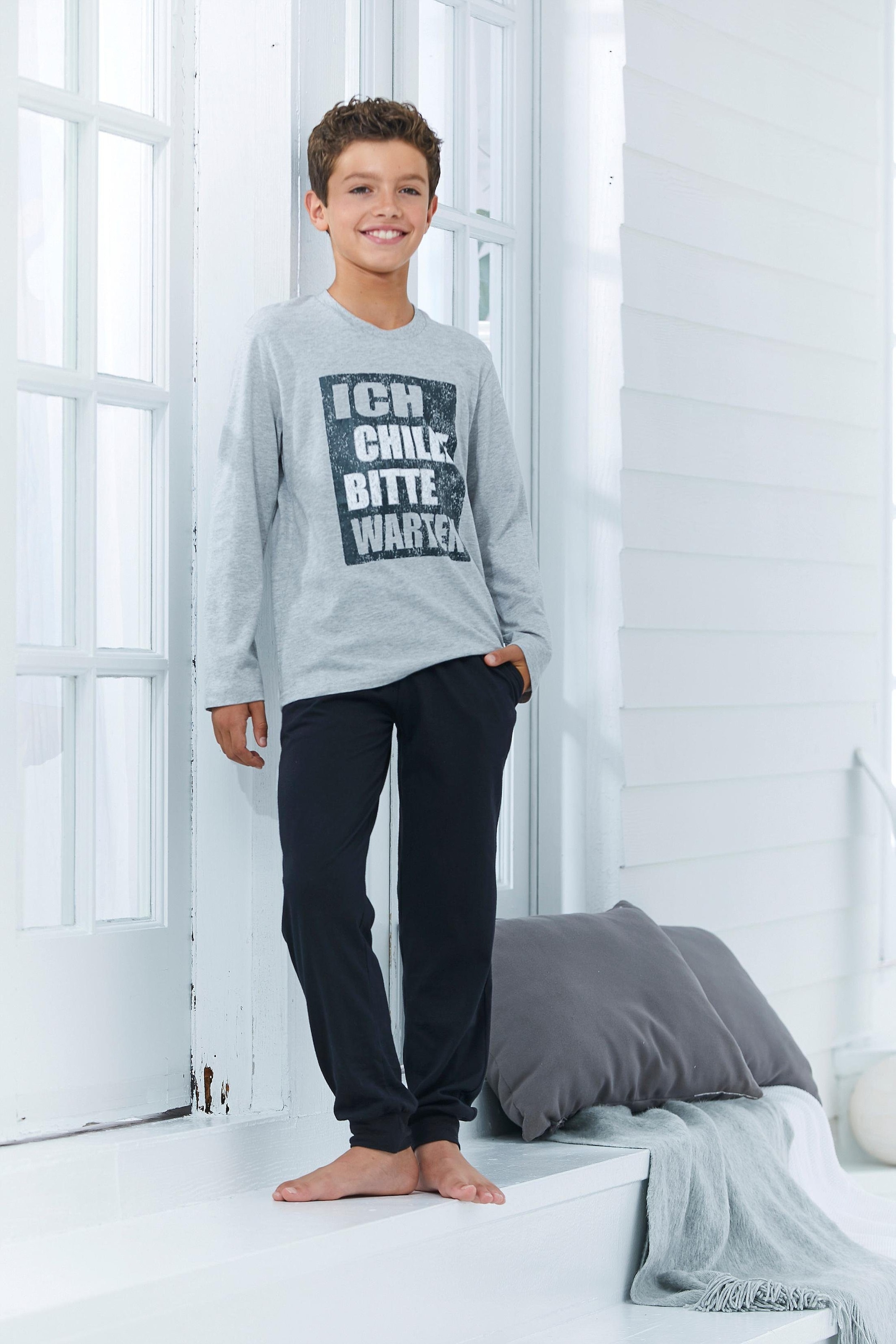 AUTHENTIC LE JOGGER Pyjama 1 Stück, 2 tlg. Schlafanzug mit Spruch "Ich chille bitte warten"