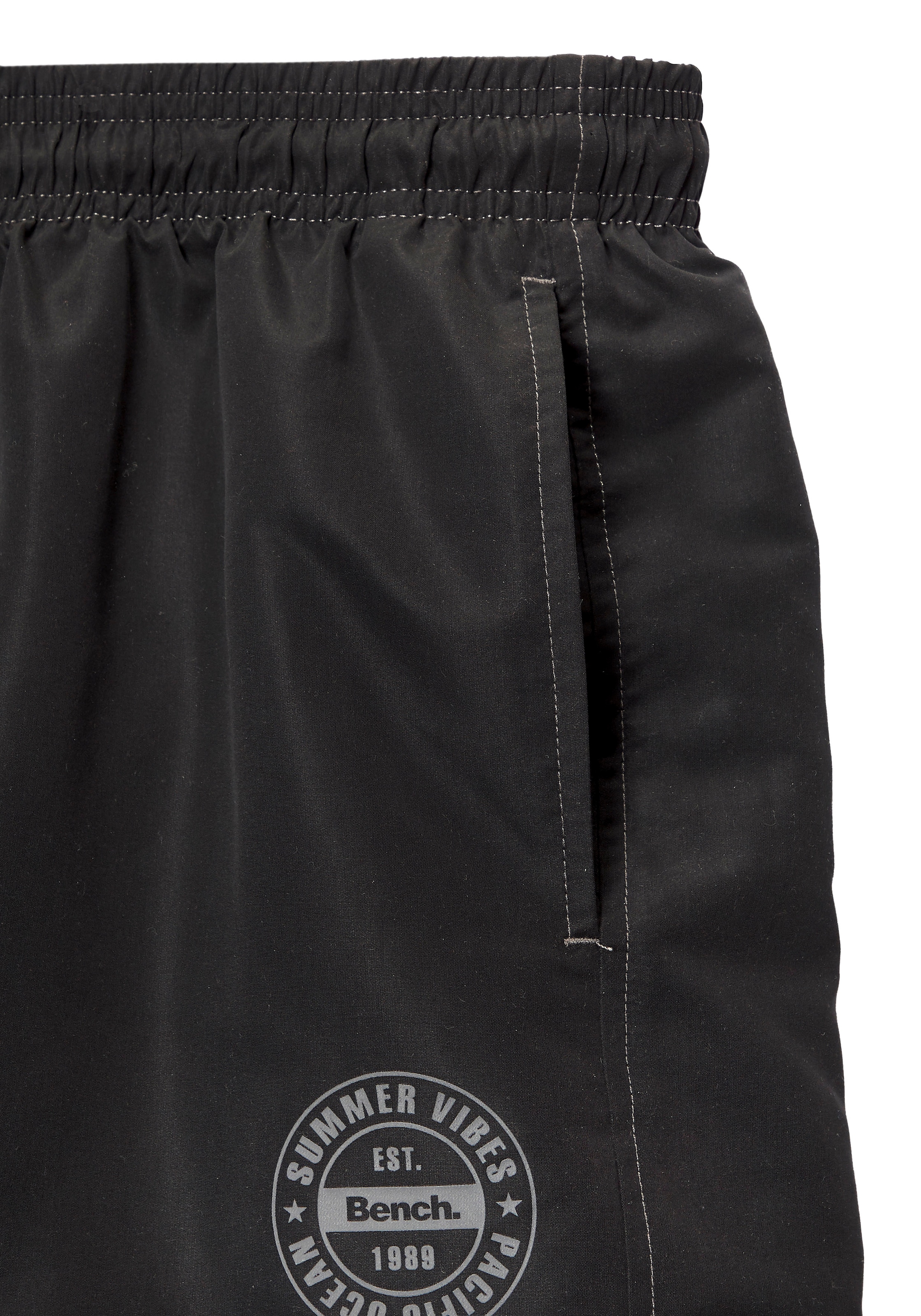 Bench. Badeshorts mit Logodruck