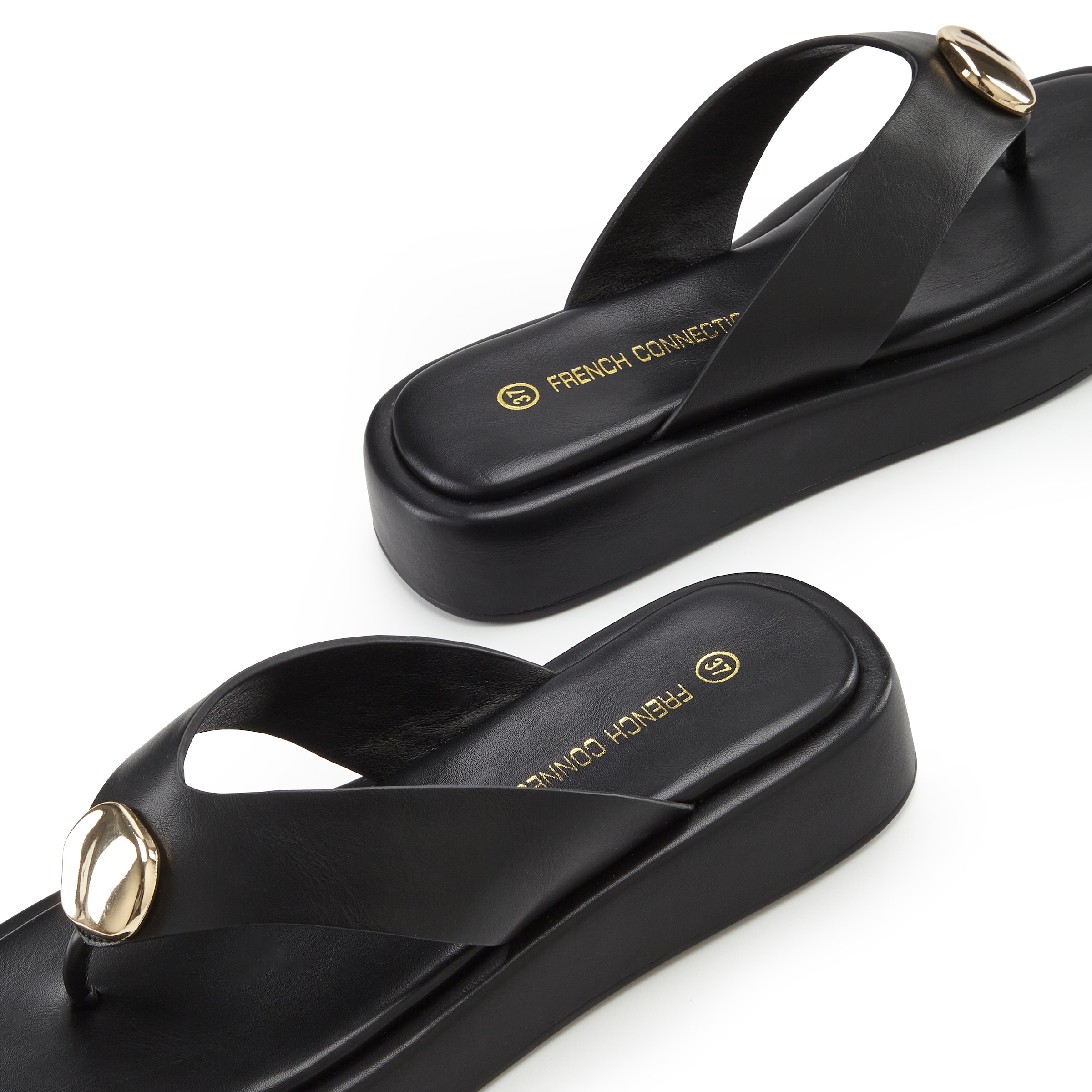 French Connection Zehentrenner »Sandale, Pantolette, offener Schuh, Sommerschuhe«  NEU mit goldfarbenem Schmuckelement und bequemer Sohle VEGAN