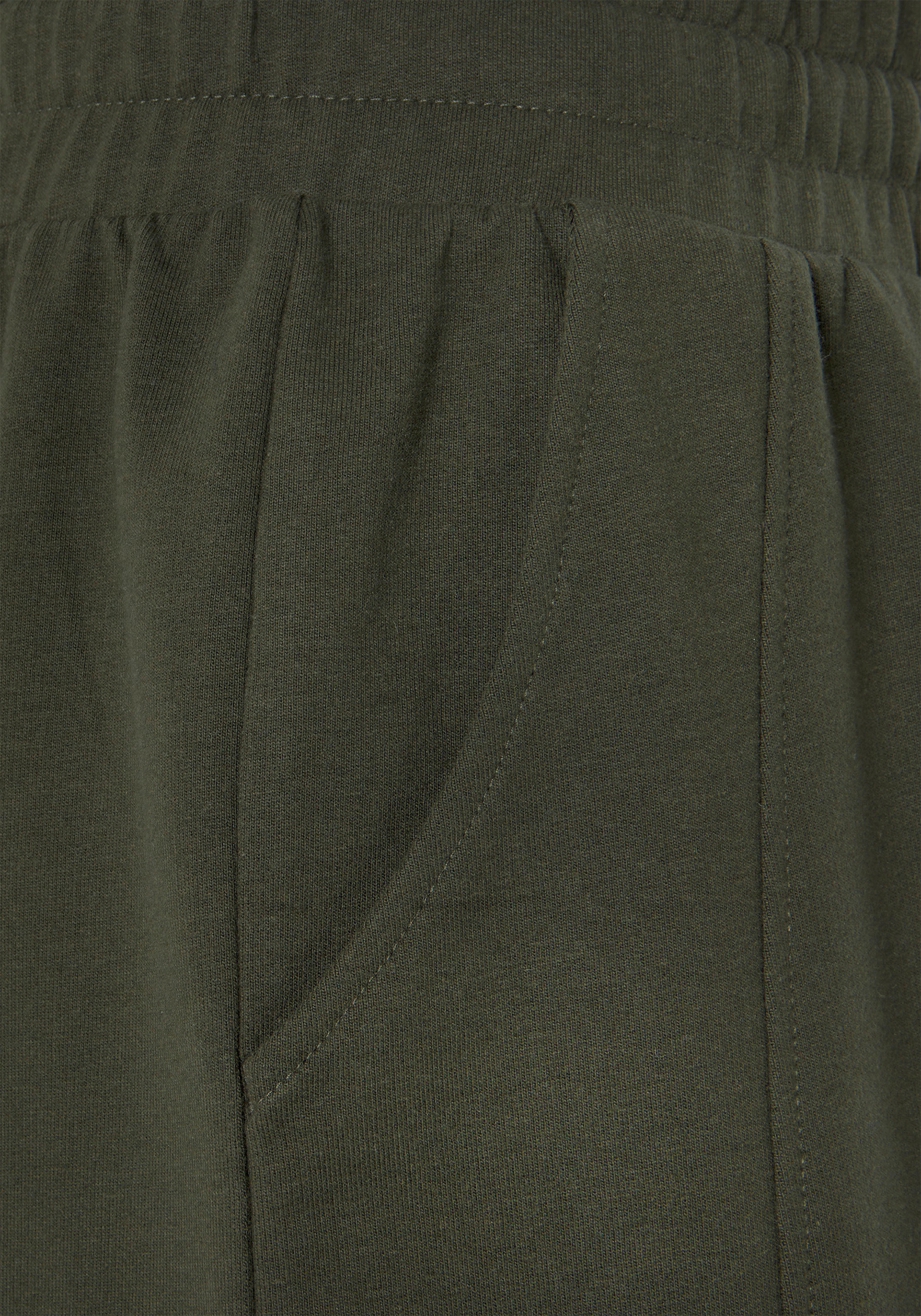 FCUK Sweatshorts, mit Längsteilungsnaht und Logoschriftzug, Loungewear