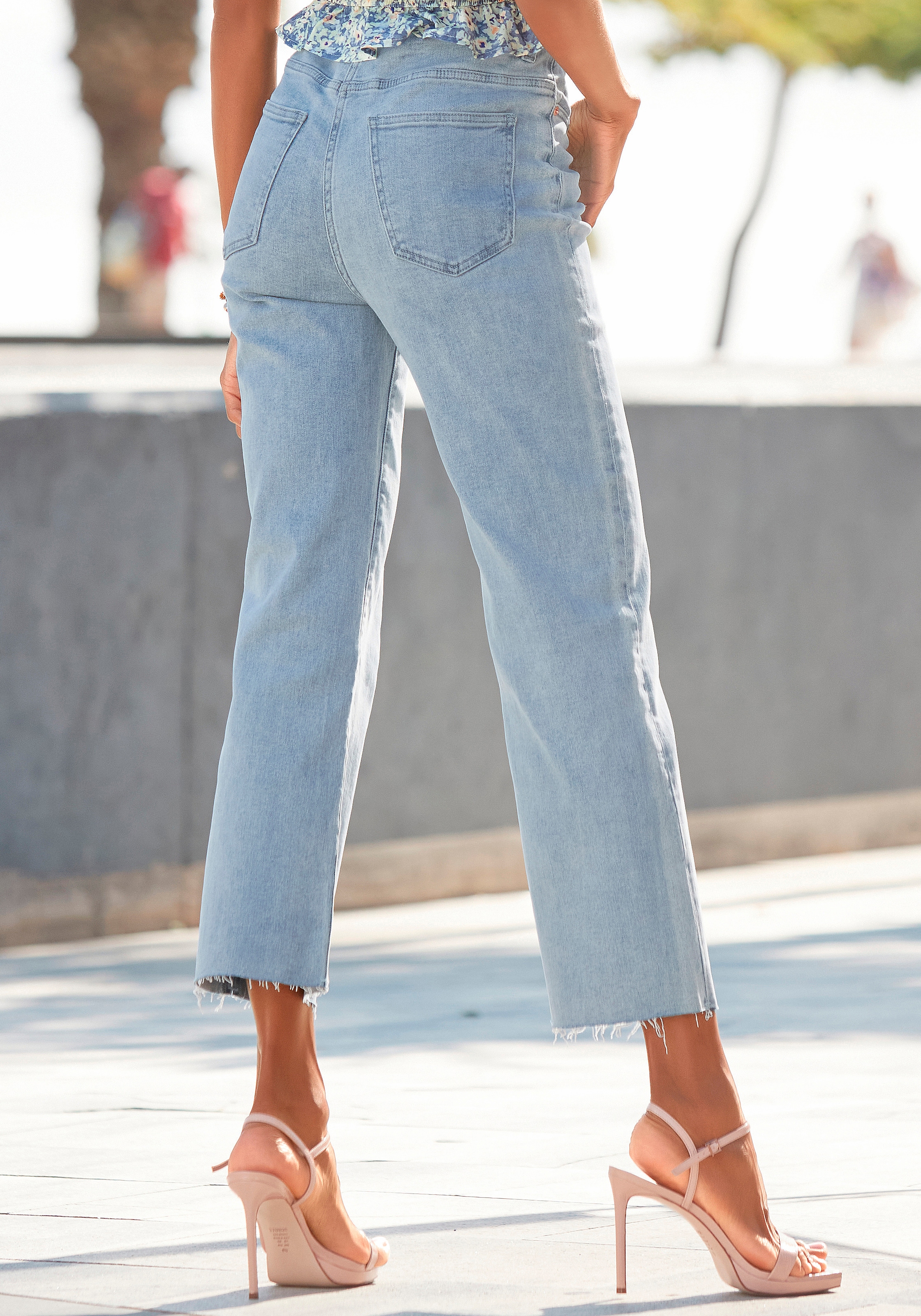 Buffalo Weite Jeans, mit leicht ausgefranstem Beinabschluss, Culotte Jeans in 7/8-Länge