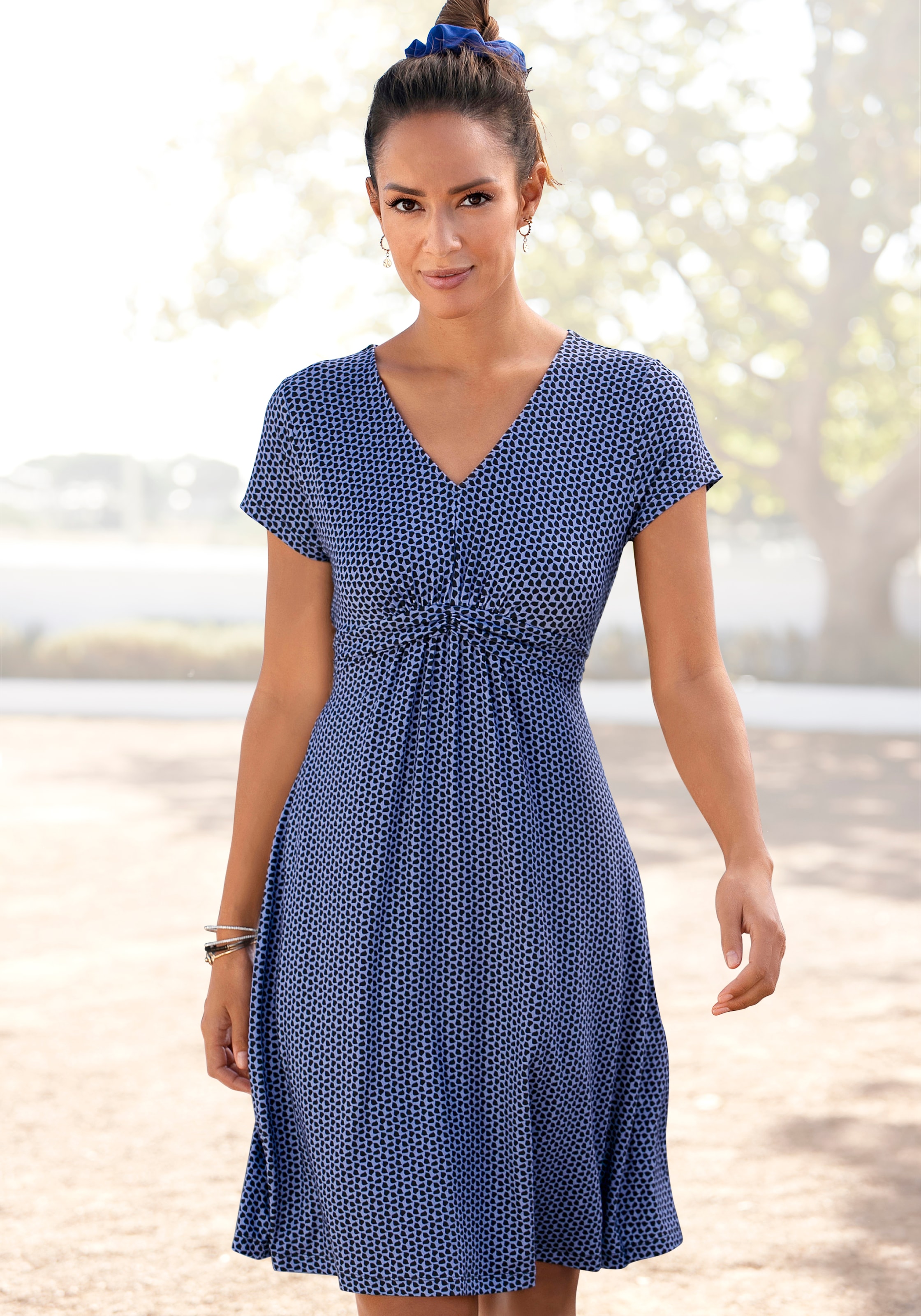 Vivance Jerseykleid »mit geometrischem Print« figurschmeichelndes Sommerkleid, Strandkleid, Viskosekleid, Shirtkleid
