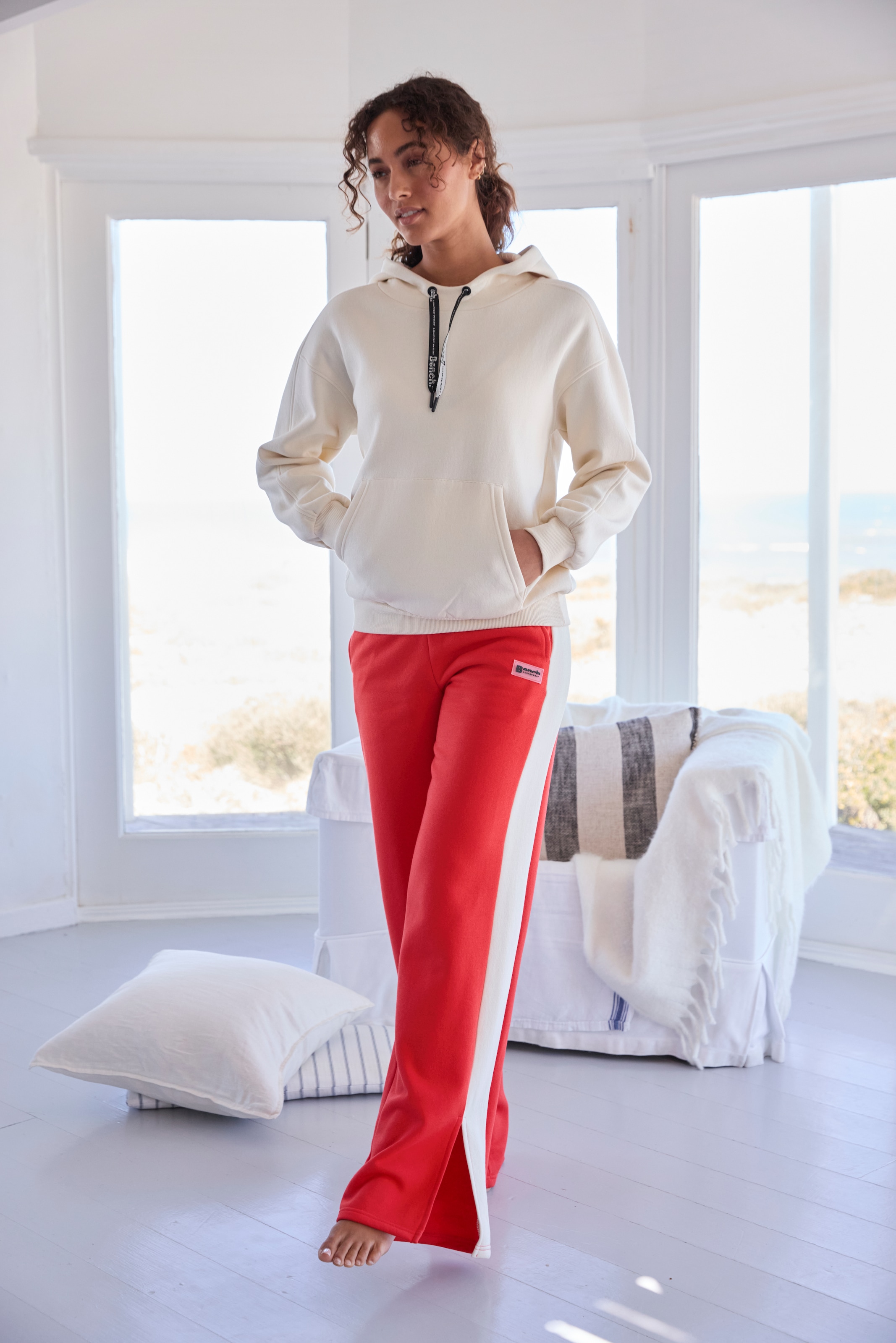 Bench. Loungewear Loungehose  mit Seitenschlitzen am Beinsaum und Silikon Logo Badge, Loungewear
