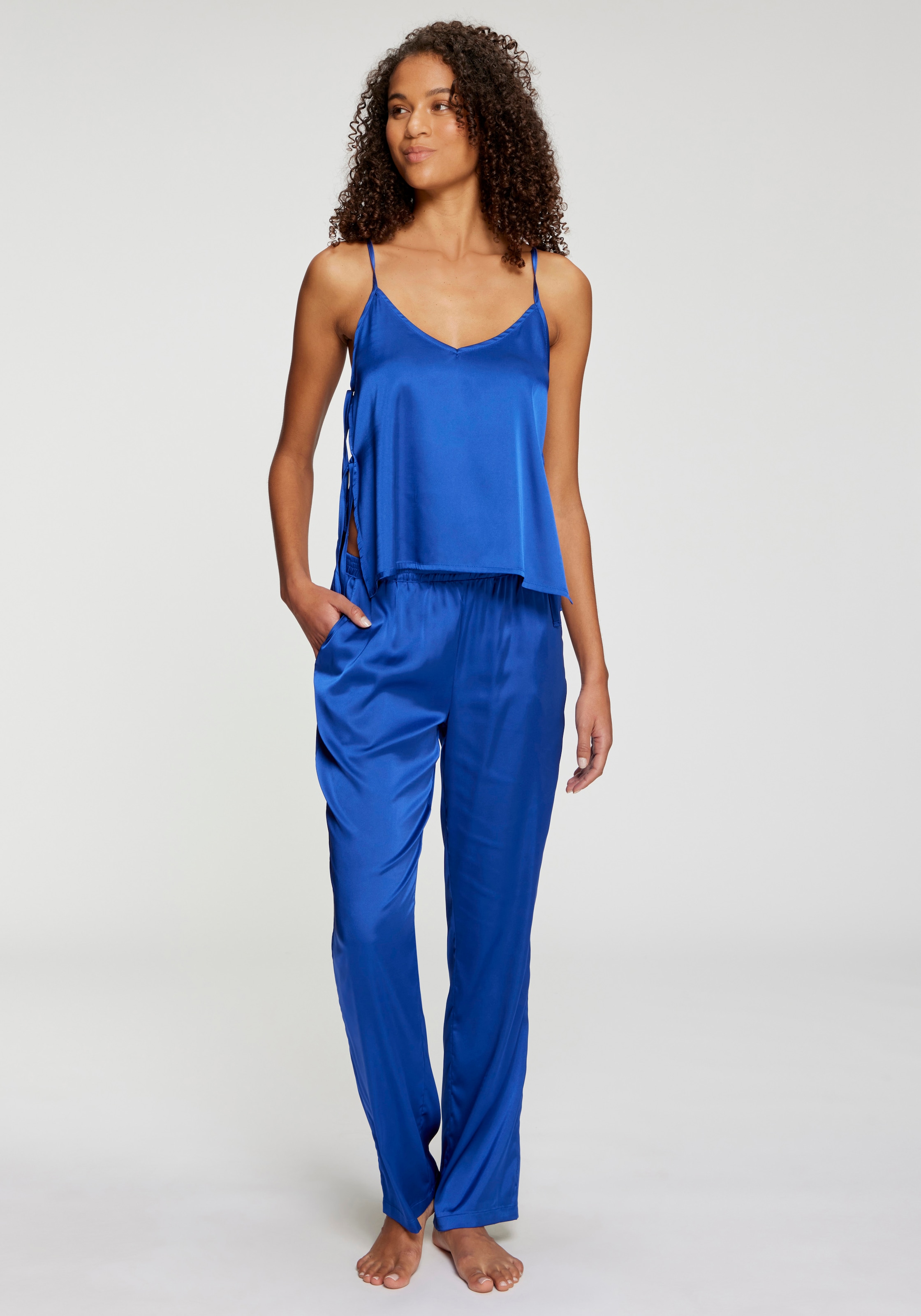 LASCANA Pyjama Set, 2 tlg. mit seitlichen Bändern zum Verschließen