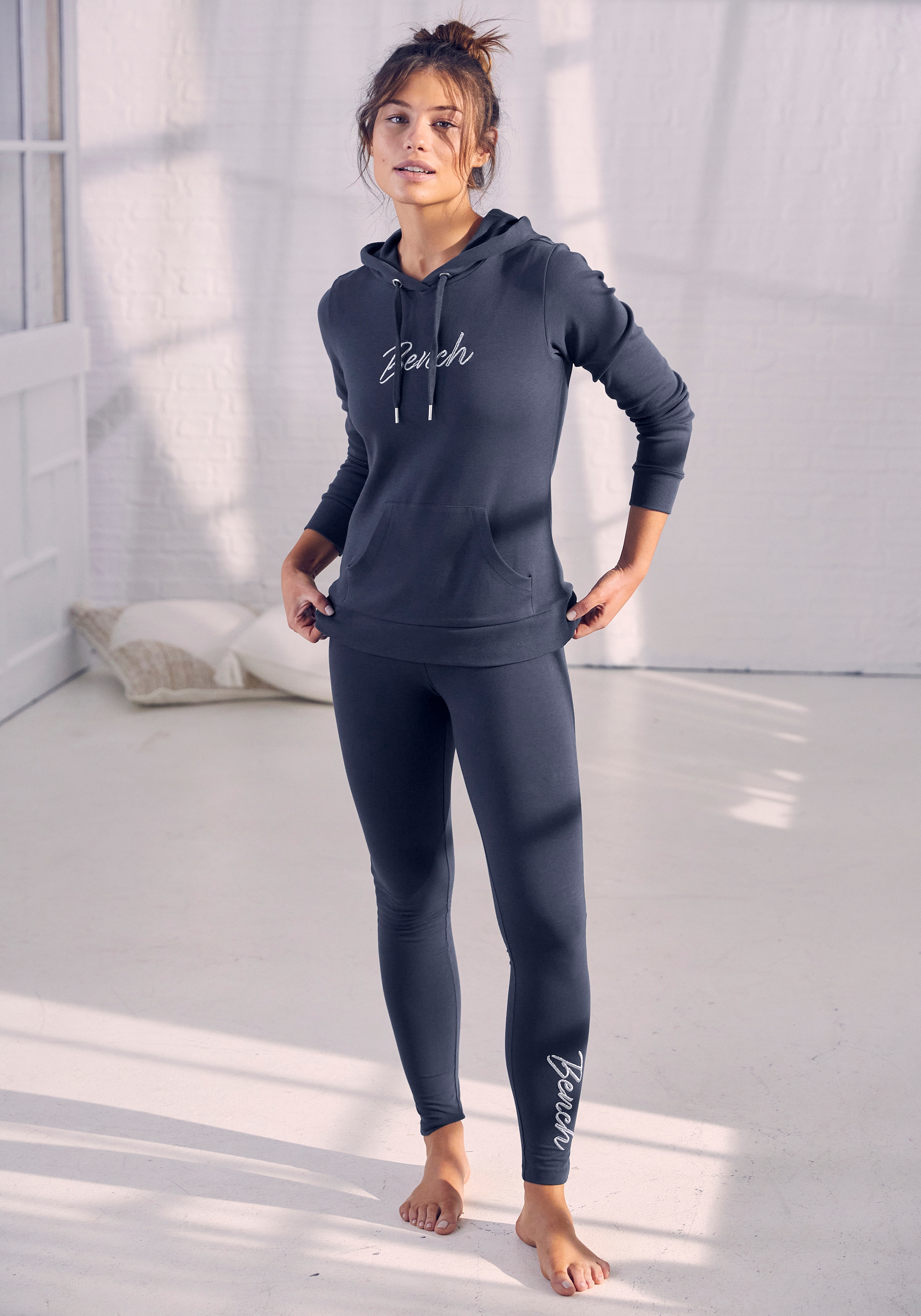 Bench. Loungewear Leggings, mit glitzernder Logostickerei auf dem Bein